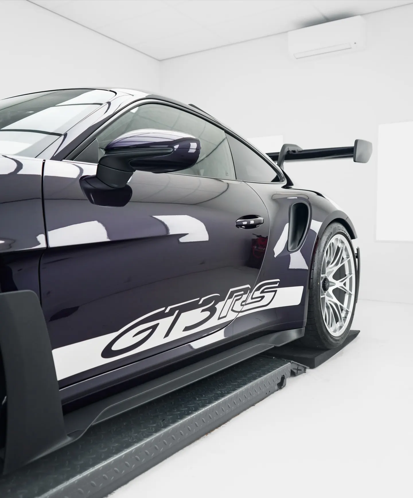 Zijkant van de Porsche 911 GT3 RS met GT3 RS-belettering op de deur