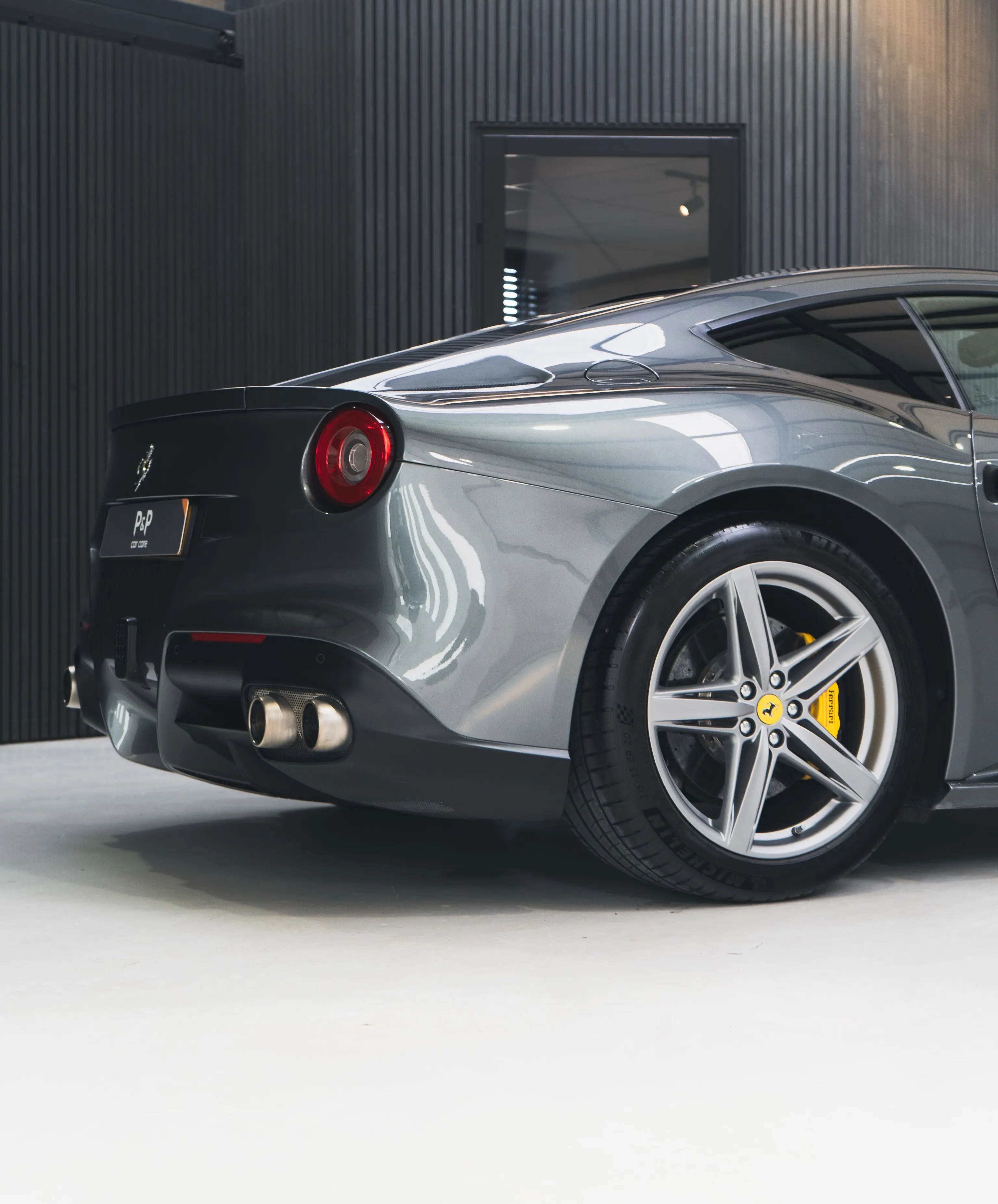 Achterzijde van de Ferrari F12 met achterlicht en achterwiel
