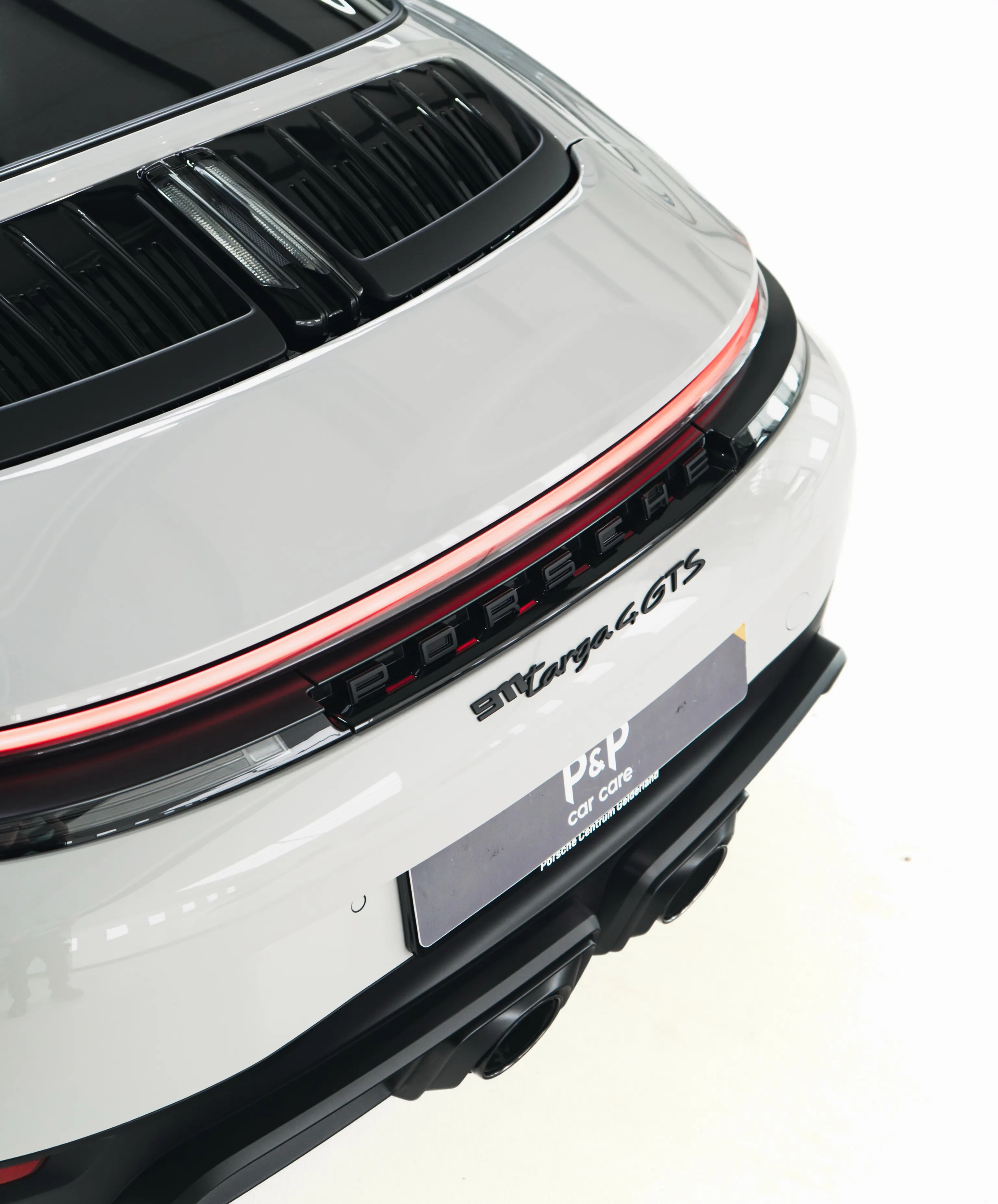 Achterzijde van de Porsche 911 Targa 4 GTS met verlichte PORSCHE-lichtbalk