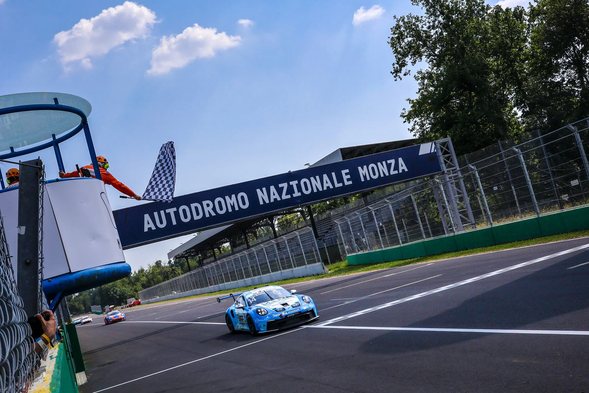 De Cup-auto onder de brug van het Autodromo Nazionale Monza