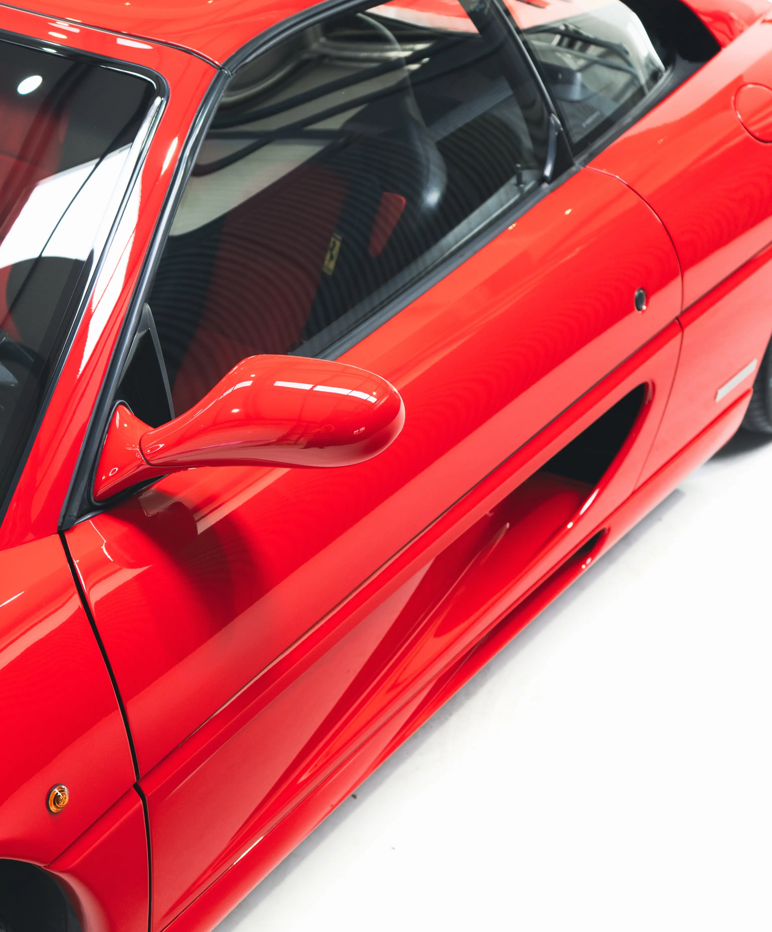 Deur en buitenspiegel van de Ferrari F355 GTS na de lakcorrectie