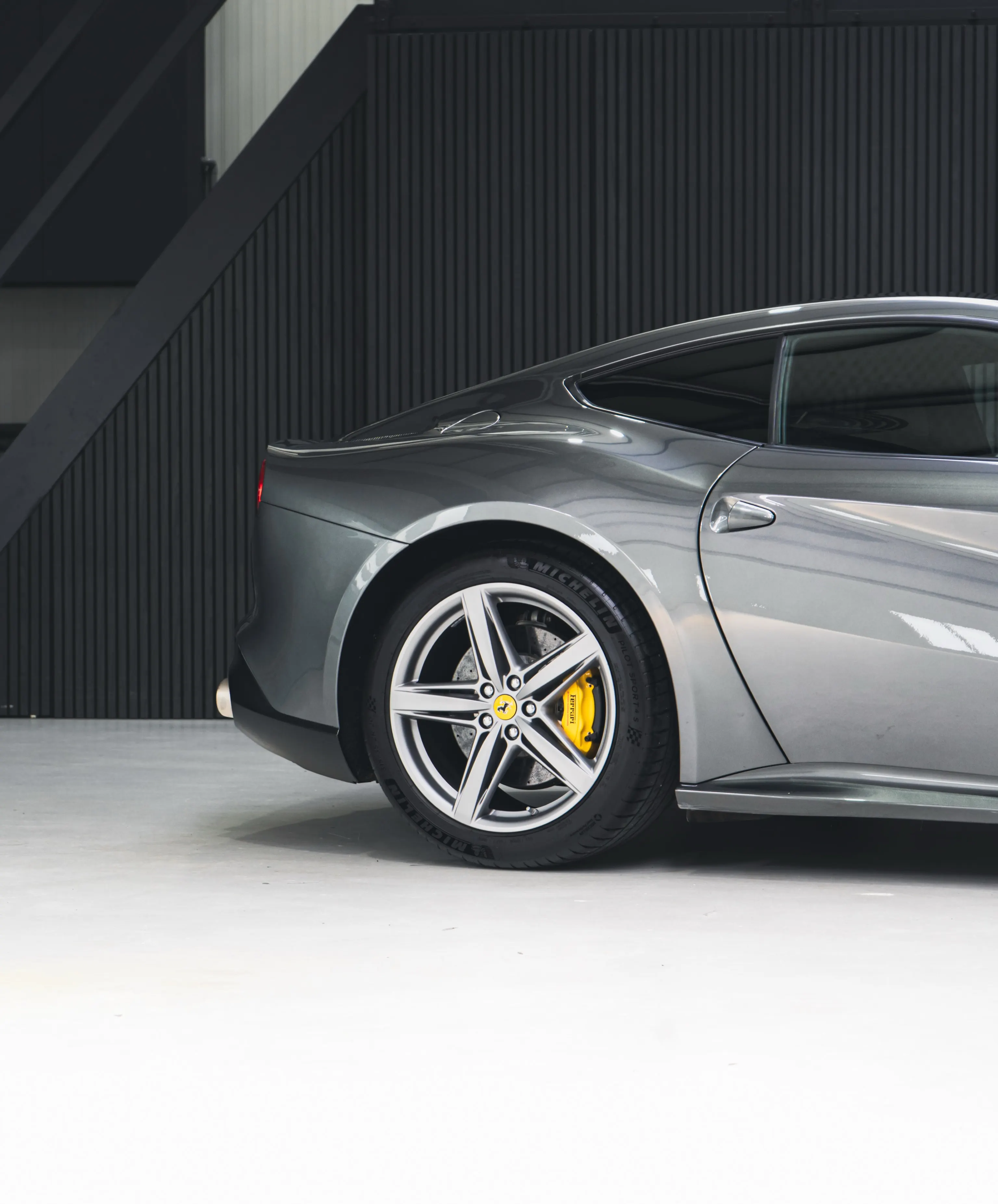 Flank en voorwiel van de Ferrari F12 na de installatie van de PPF
