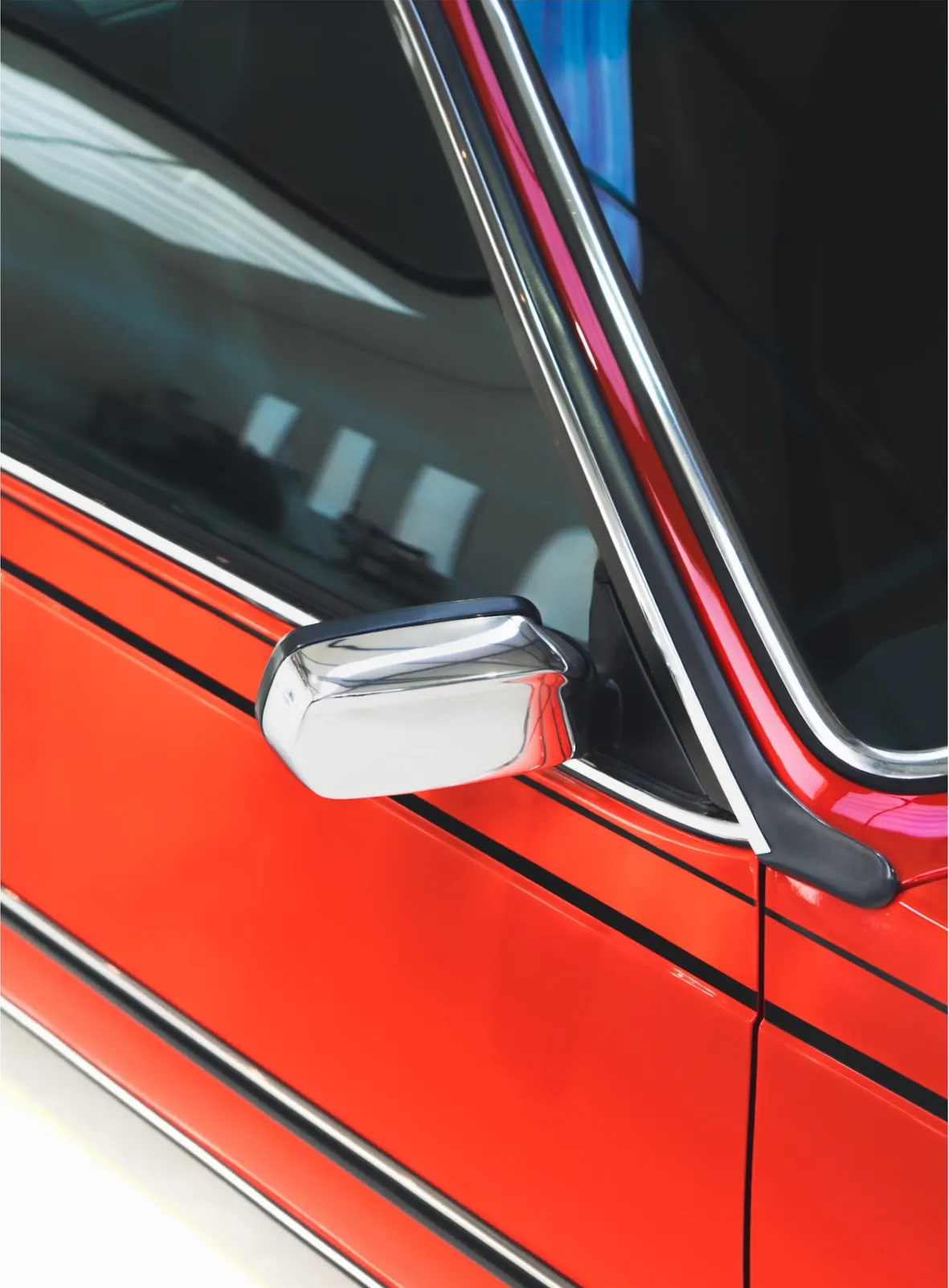 Chromen buitenspiegel en raamlijst van de BMW 635 CSi