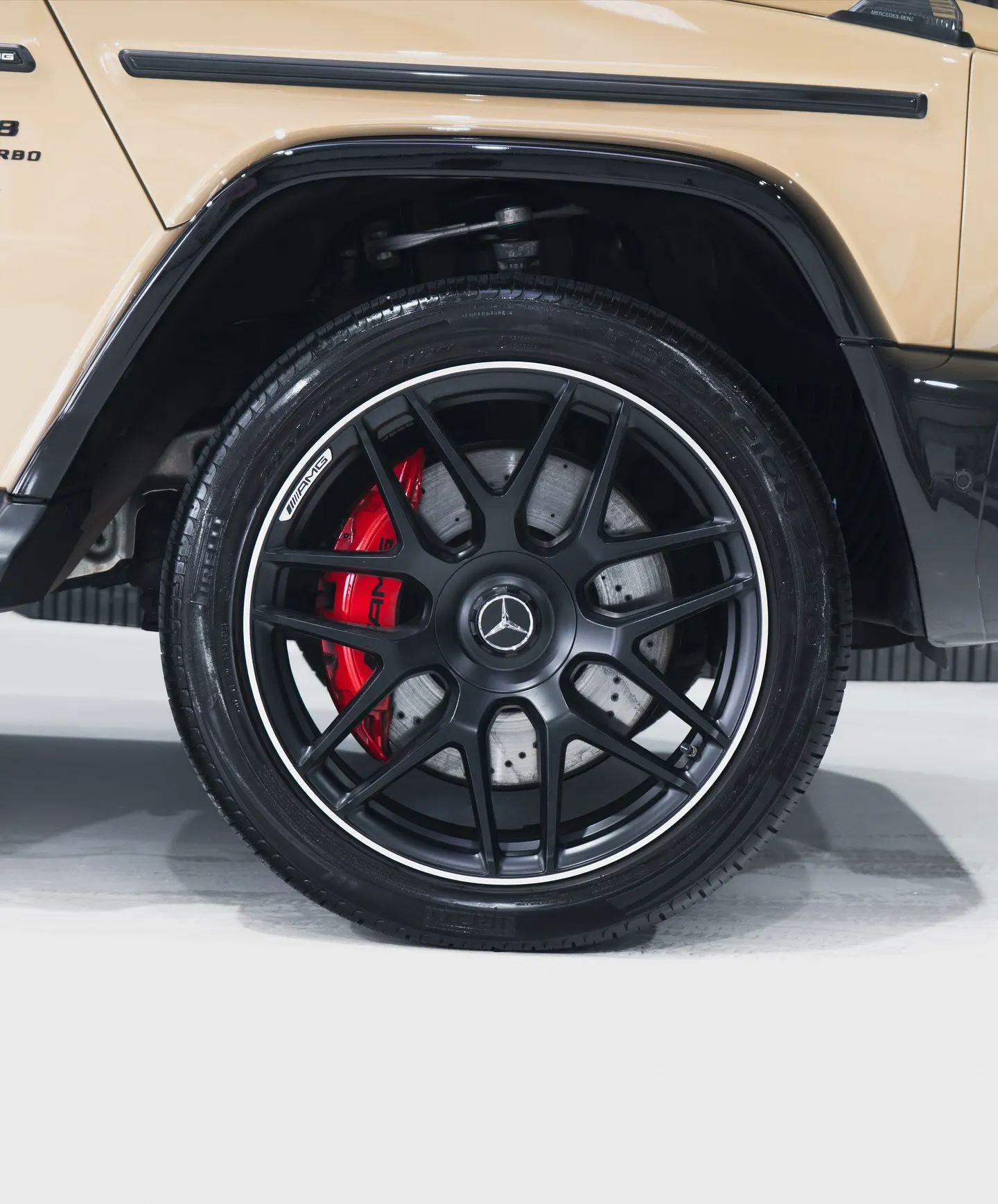 AMG-velg van de Mercedes-AMG G63 met rode remklauw