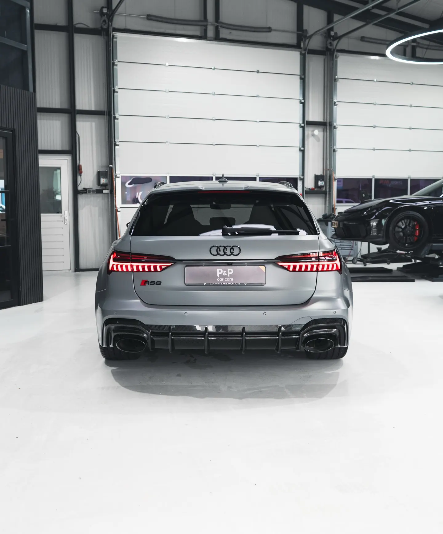 Recht achteraanzicht van de Audi RS6 Avant met carbon diffuser