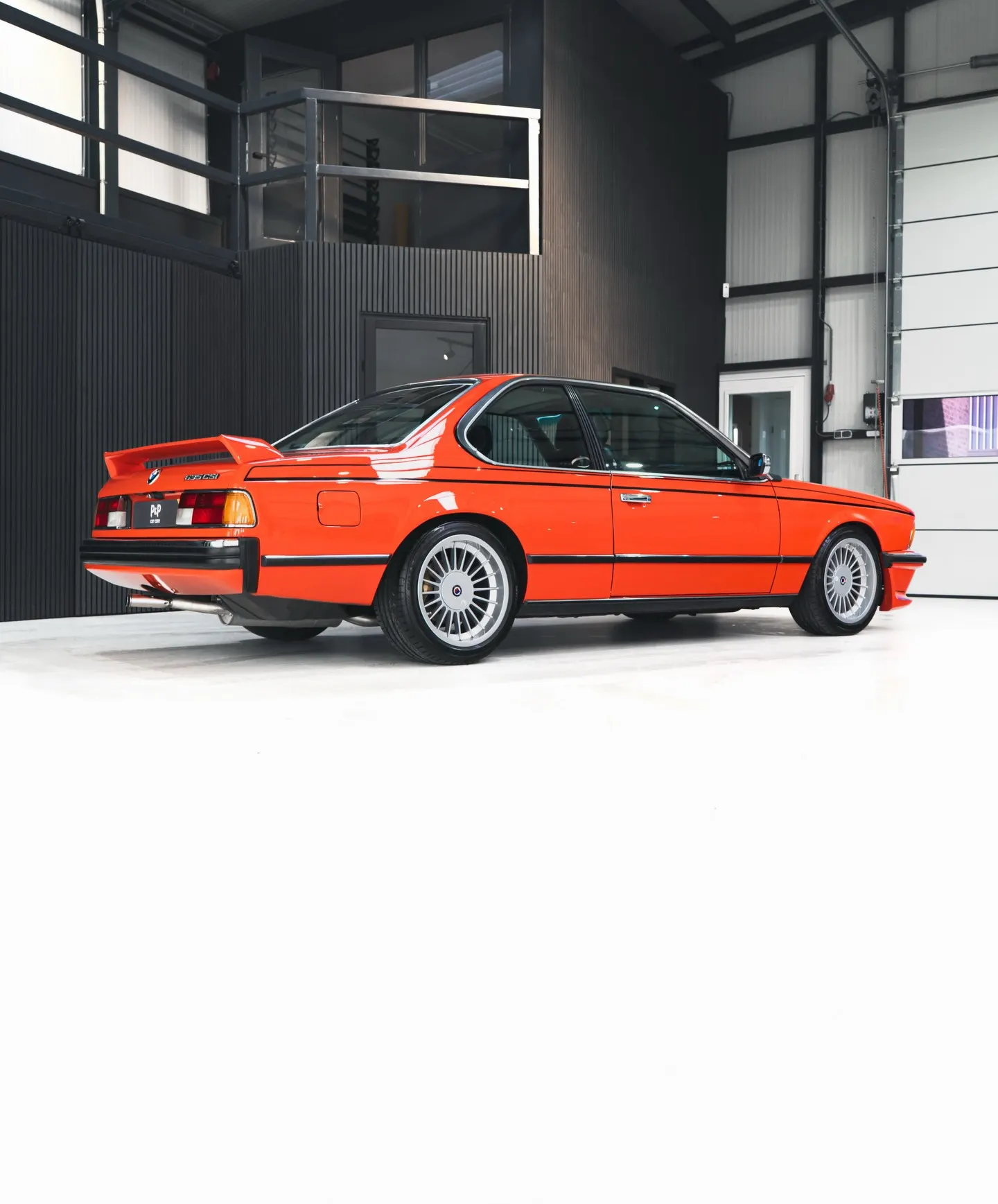 Rode BMW 635 CSi in zijaanzicht in de studio