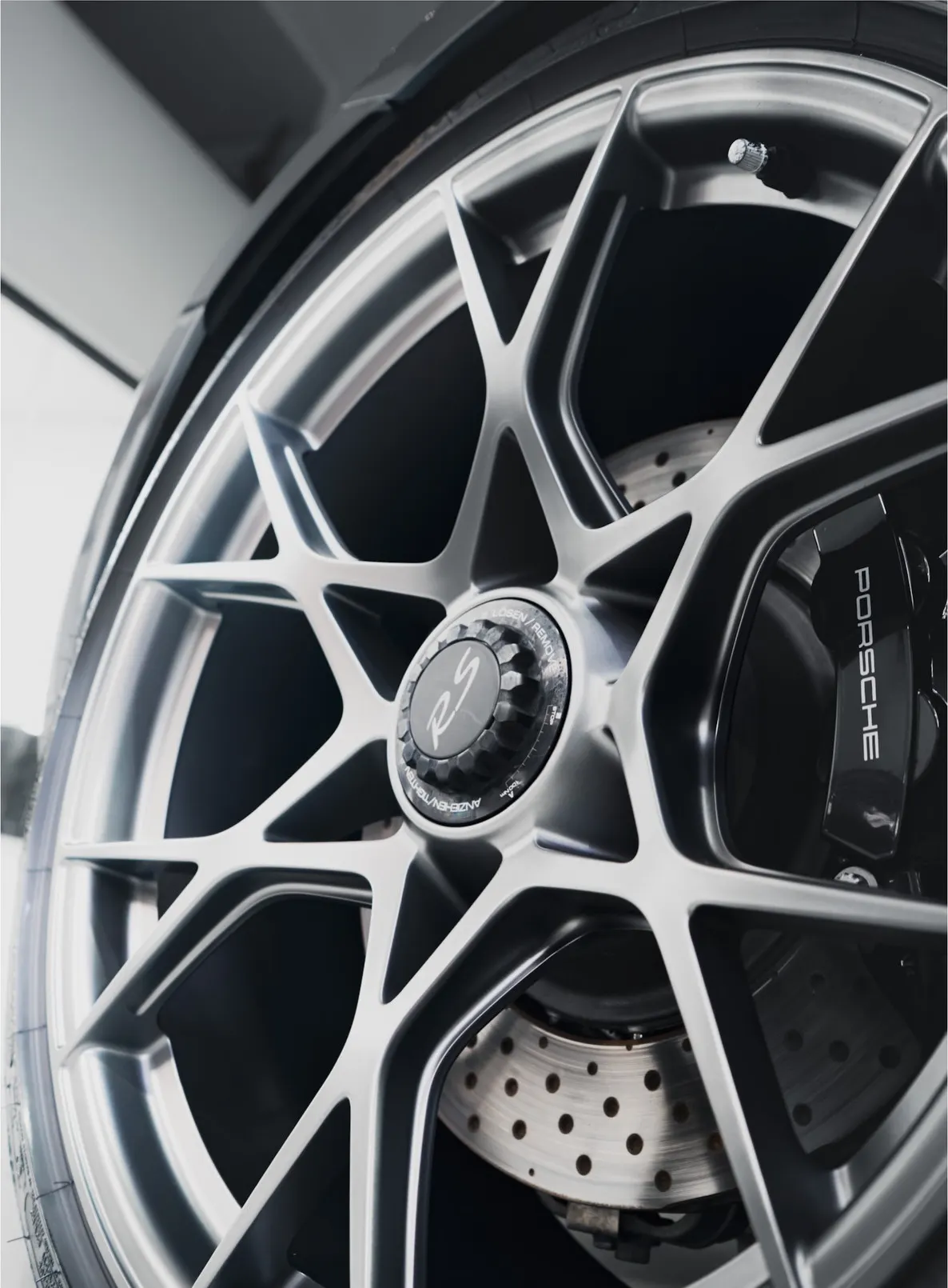 Centerlock velg van de Porsche 718 Spyder RS met Porsche remklauw