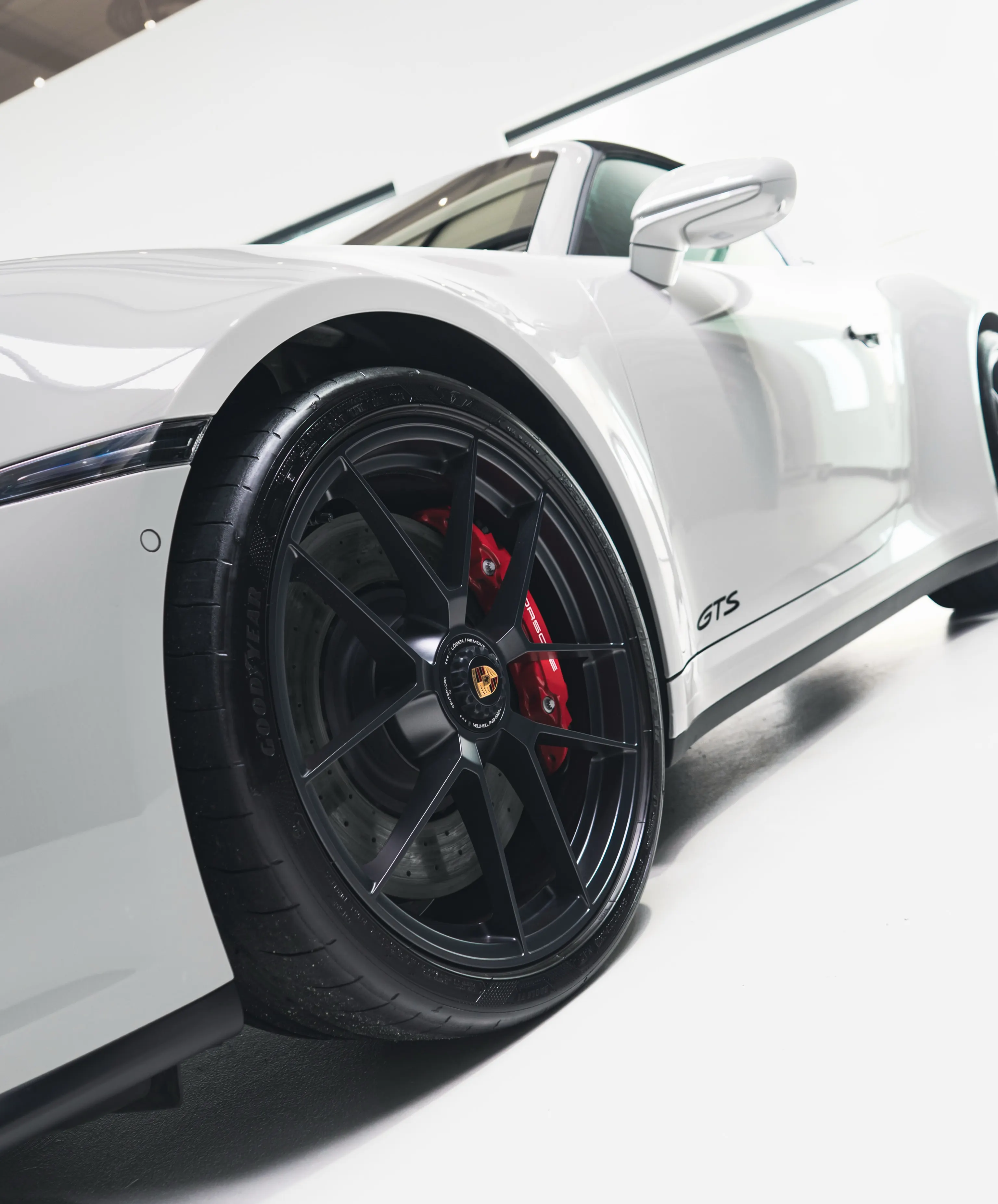Voorwiel van de Porsche 911 Targa 4 GTS met rode remklauw