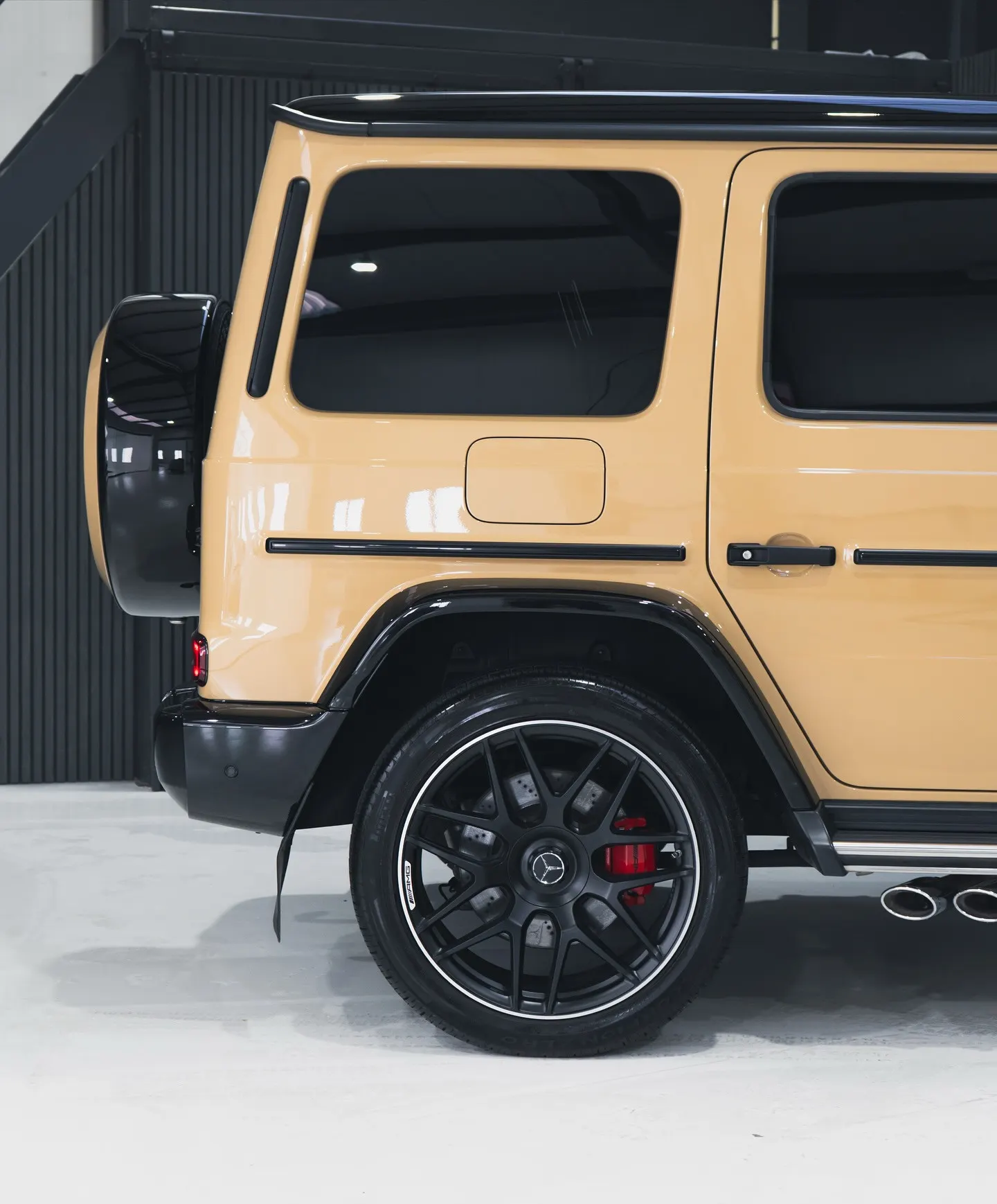 Achterdeur en velg van de Mercedes-AMG G63 in zijaanzicht