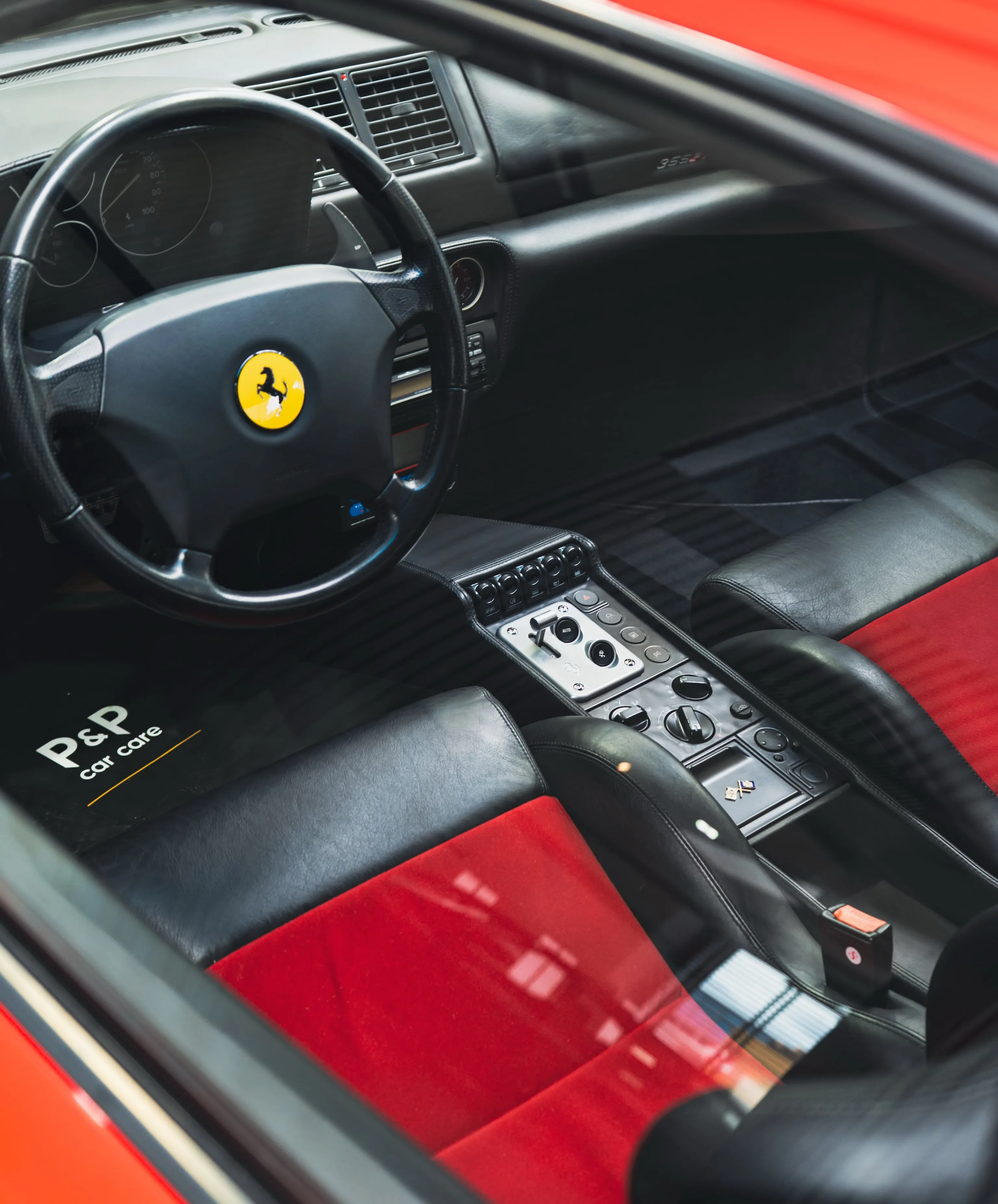 Interieur van de Ferrari F355 GTS met stuur en lederen bekleding