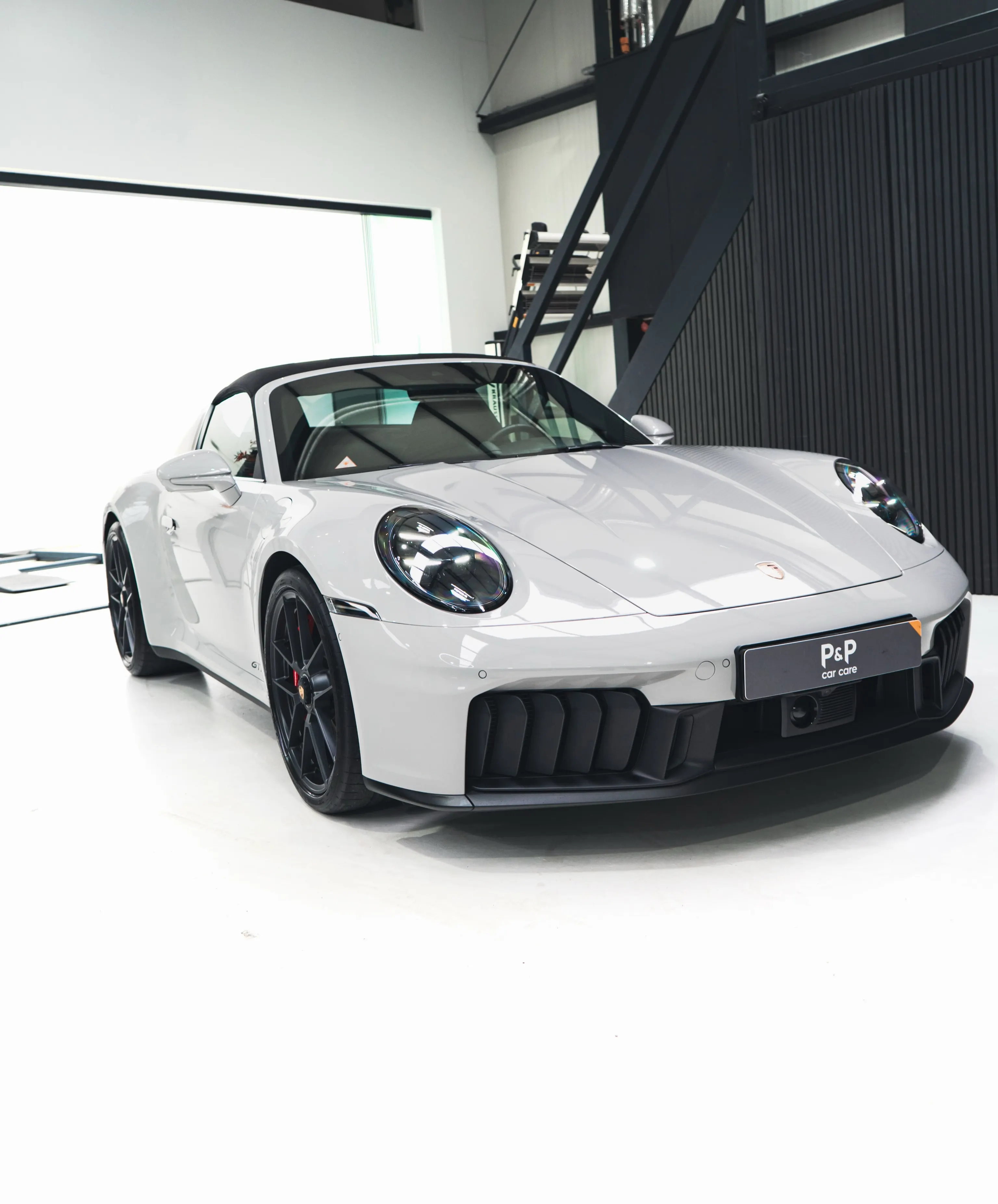 Porsche 911 Targa 4 GTS met zwarte softtop in de studio van P&P Car Care