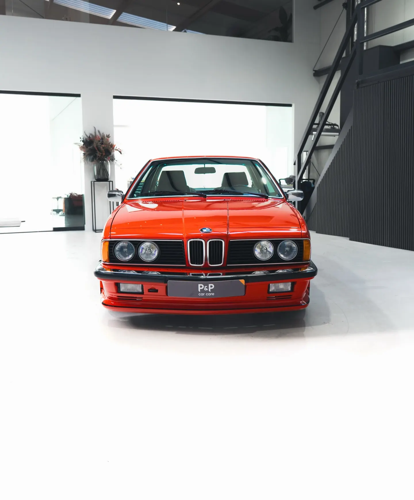 Recht vooraanzicht van de BMW 635 CSi met vier ronde koplampen