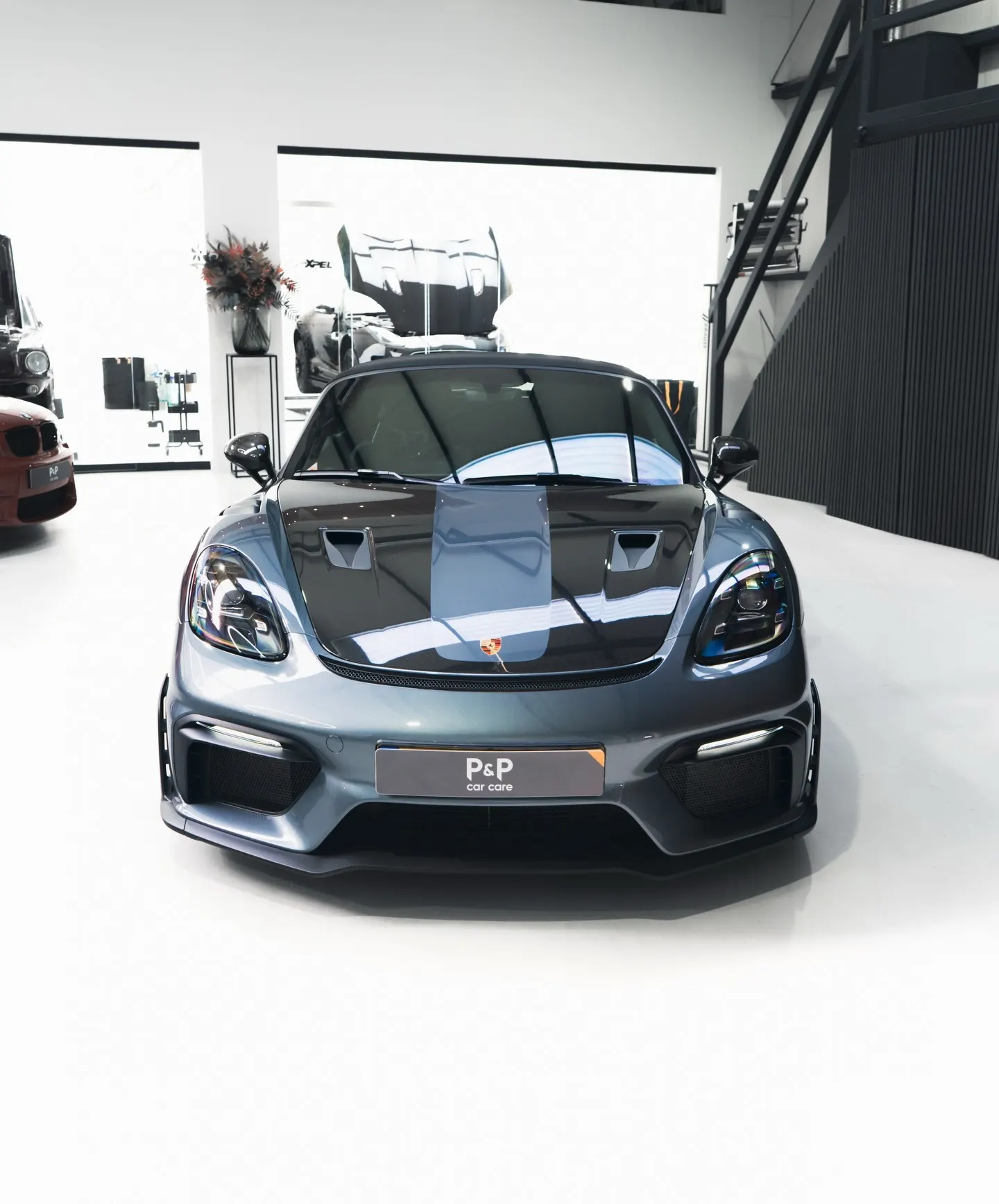 Vooraanzicht van de Porsche 718 Spyder RS met carbon motorkap