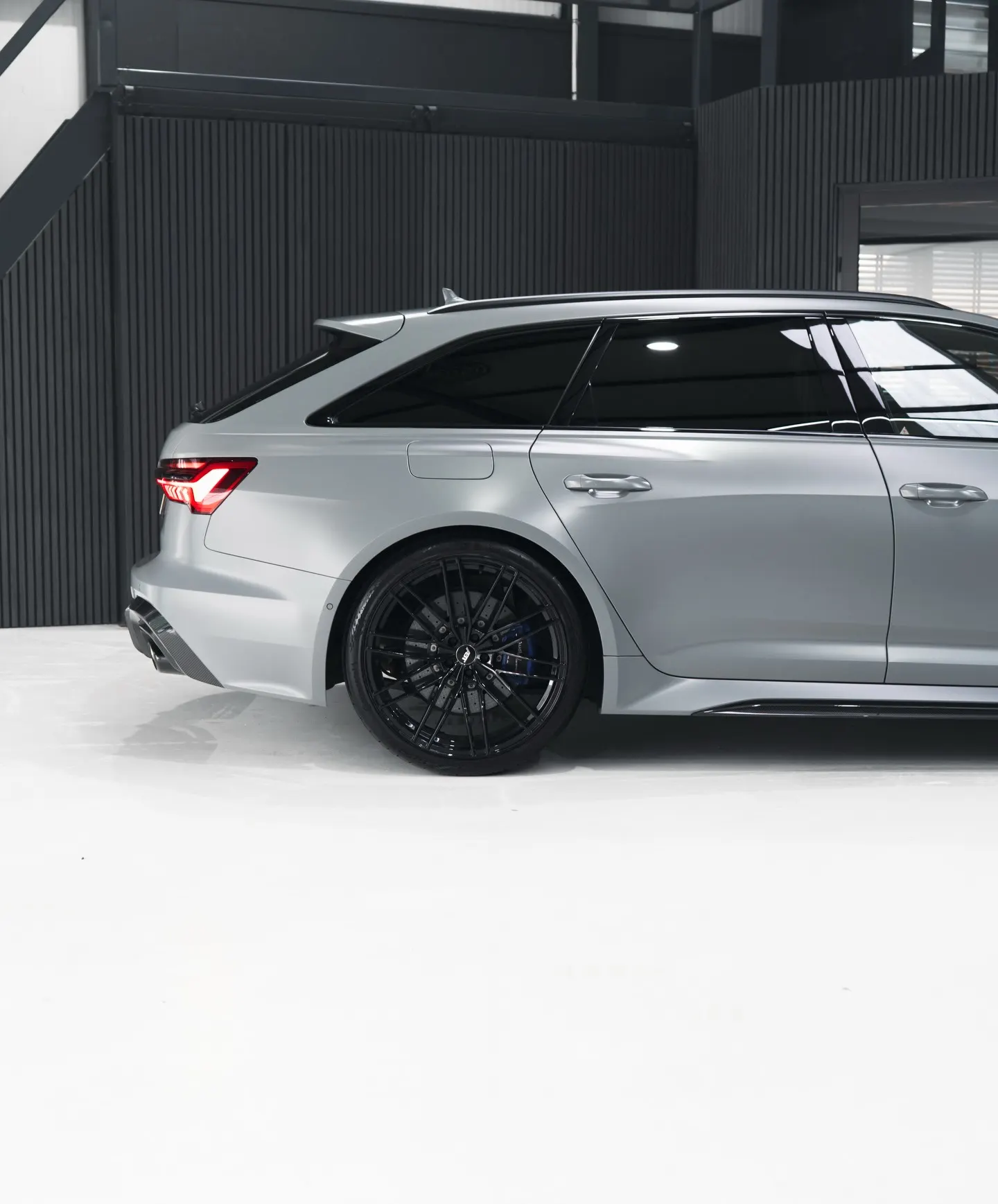 Achterzijde en dakspoiler van de Audi RS6 Avant