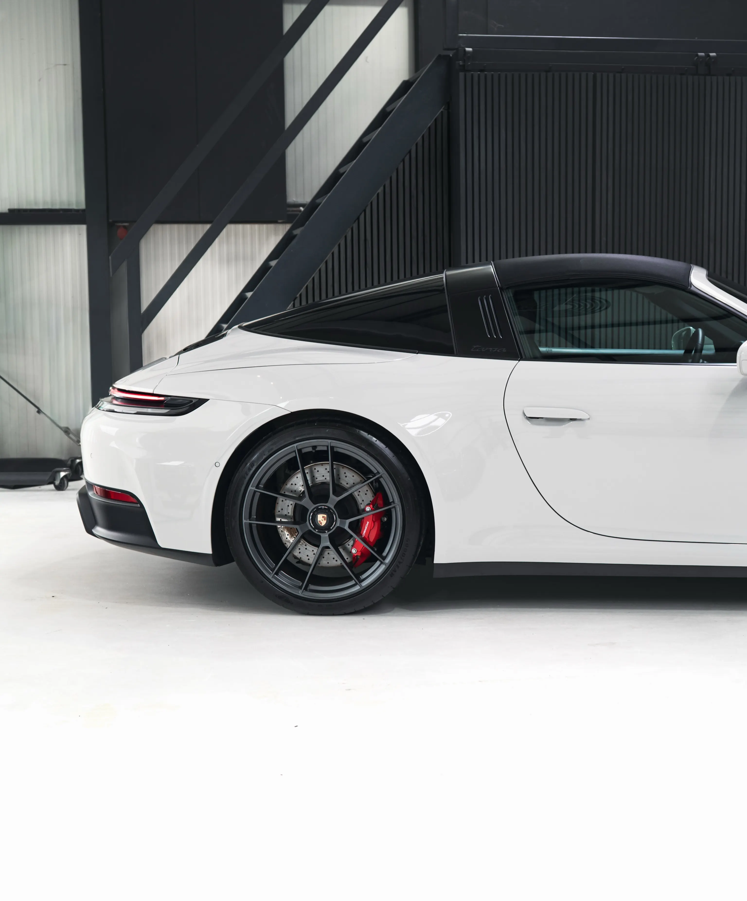 Zijaanzicht van de voorzijde van de Porsche 911 Targa 4 GTS