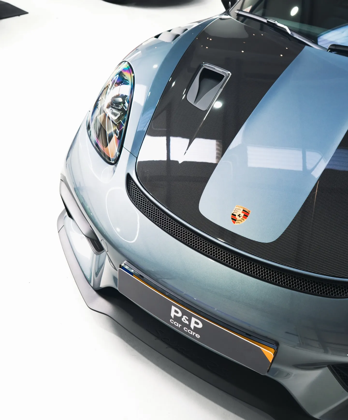 Motorkap van de Porsche 718 Spyder RS met carbon streep en Porsche-embleem