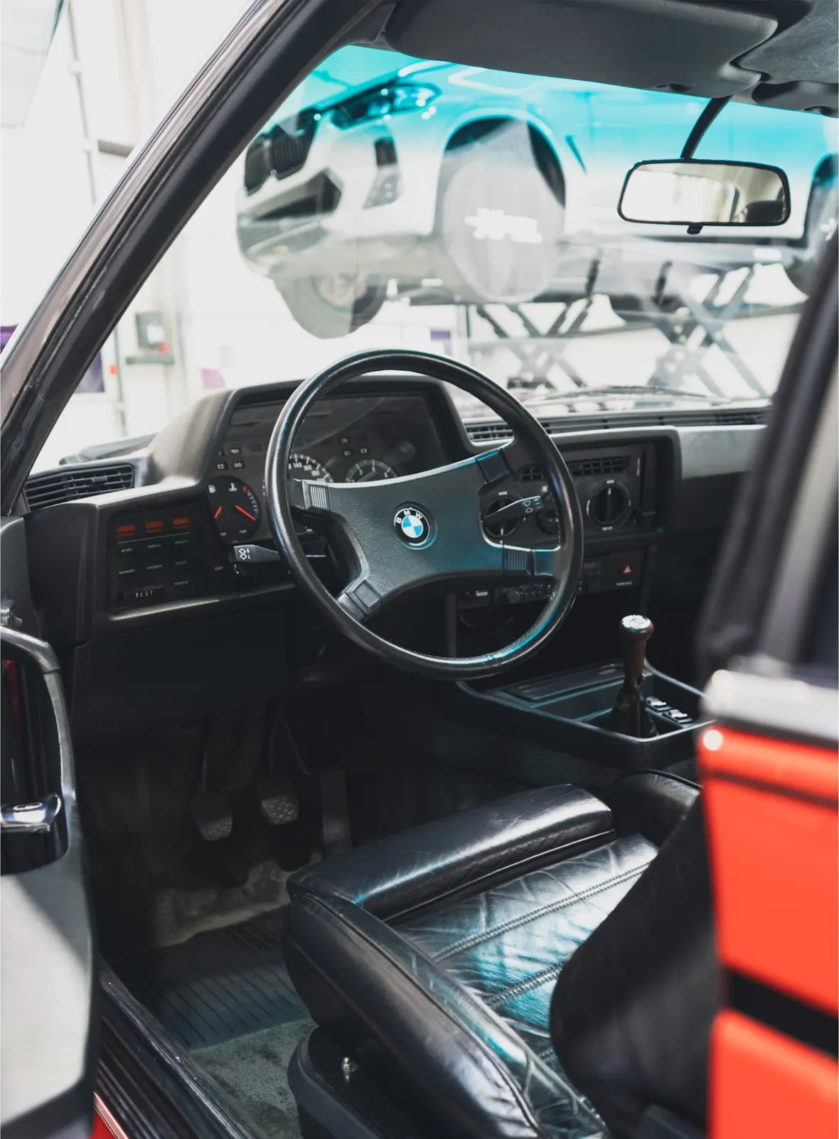 Interieur van de BMW 635 CSi met gerestaureerde lederen bekleding