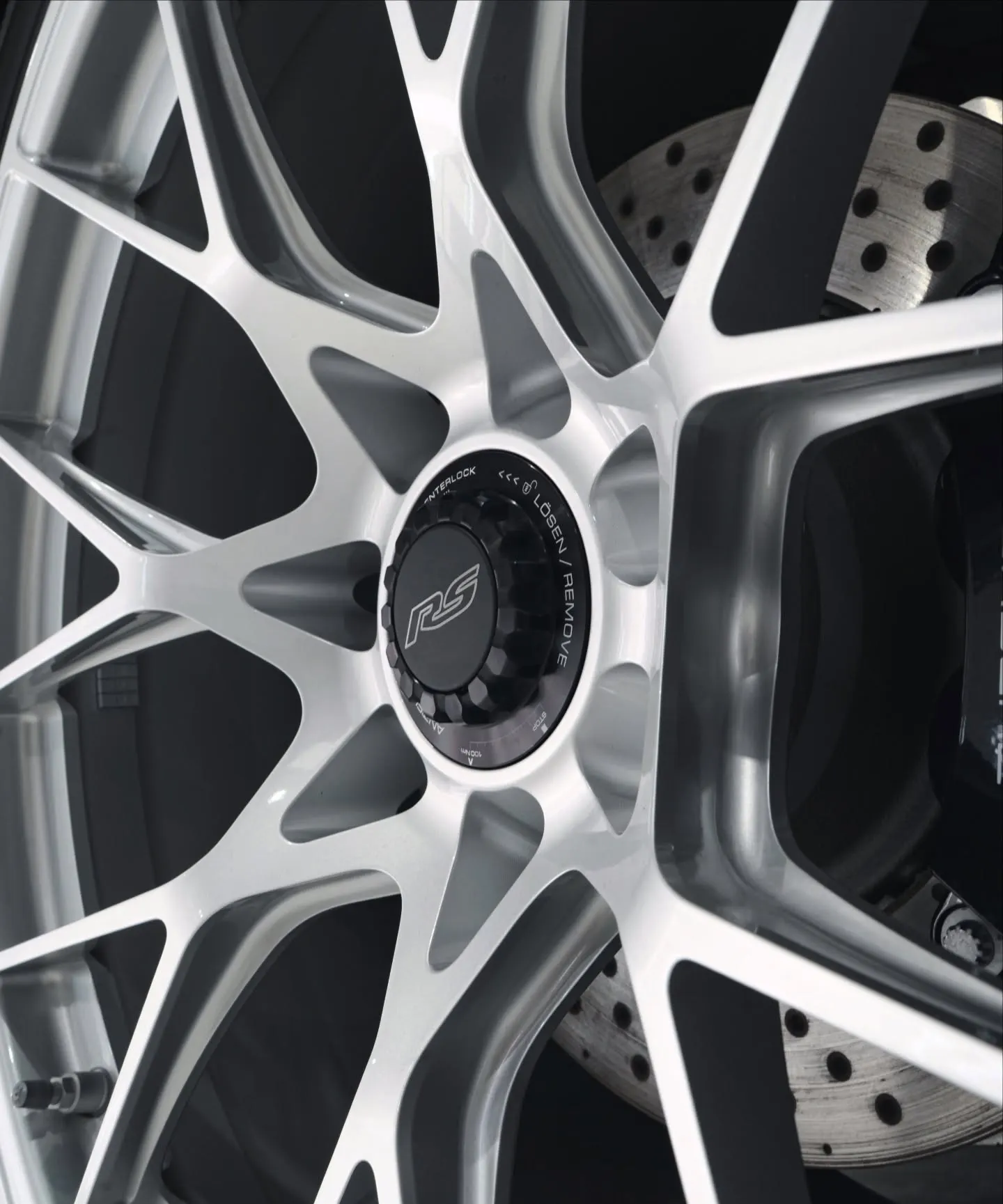 Centerlock velg van de Porsche 911 GT3 RS met RS-naafdop