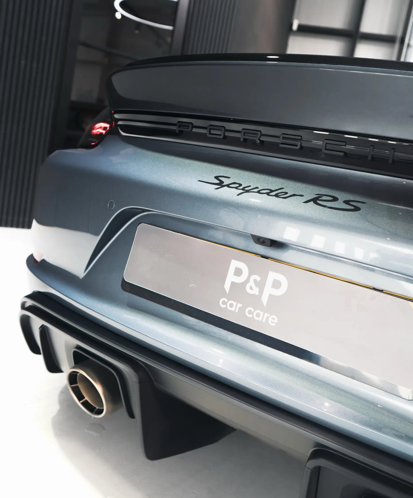 Achterzijde van de Porsche 718 Spyder RS met PORSCHE-letters en carbon achtervleugel
