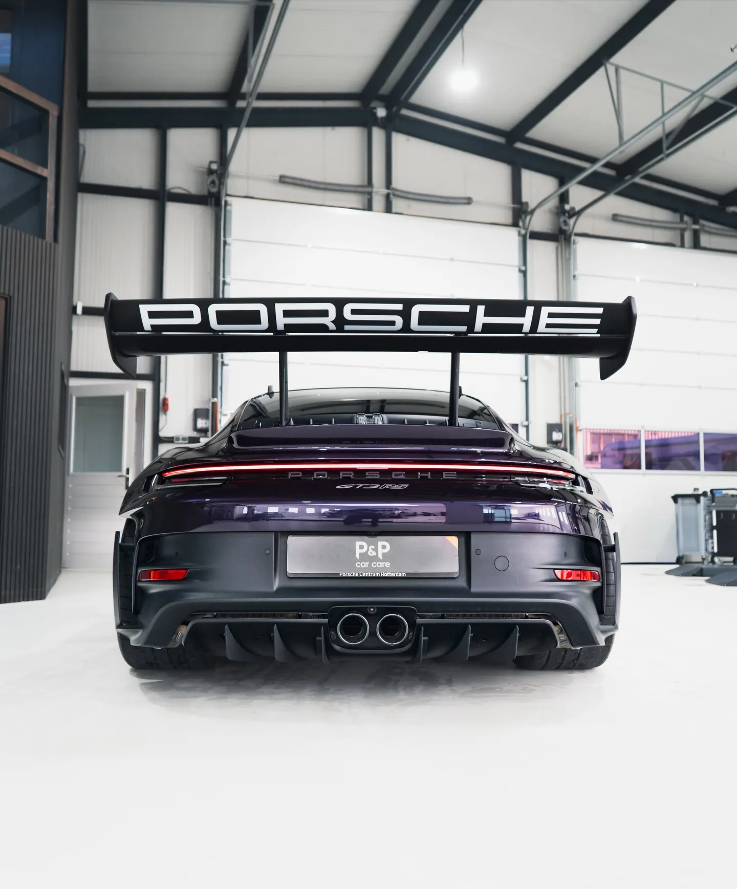 Recht achteraanzicht van de Porsche 911 GT3 RS met swan-neck achtervleugel