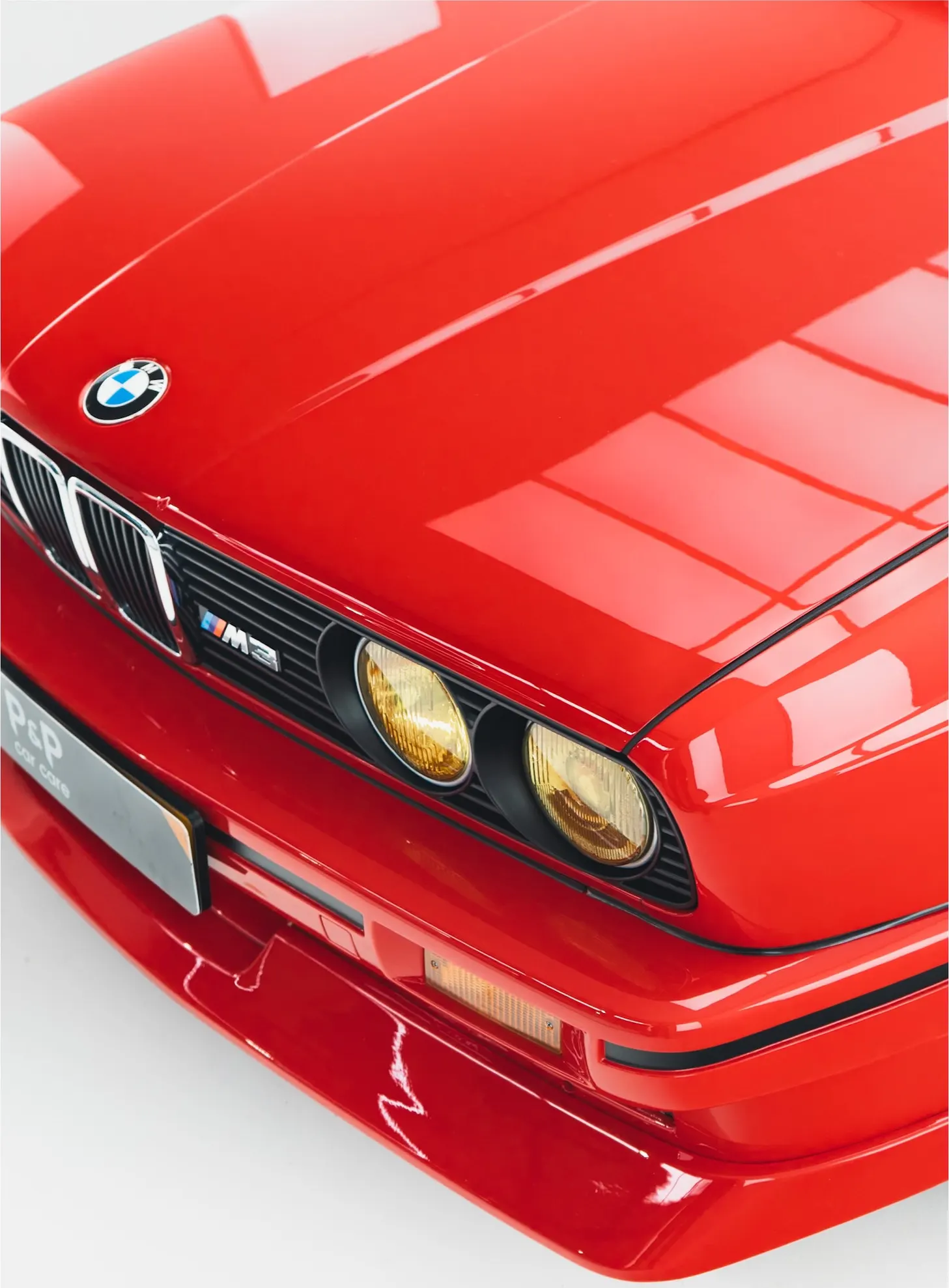 Motorkap, grille en koplampen van de BMW E30 M3 van bovenaf