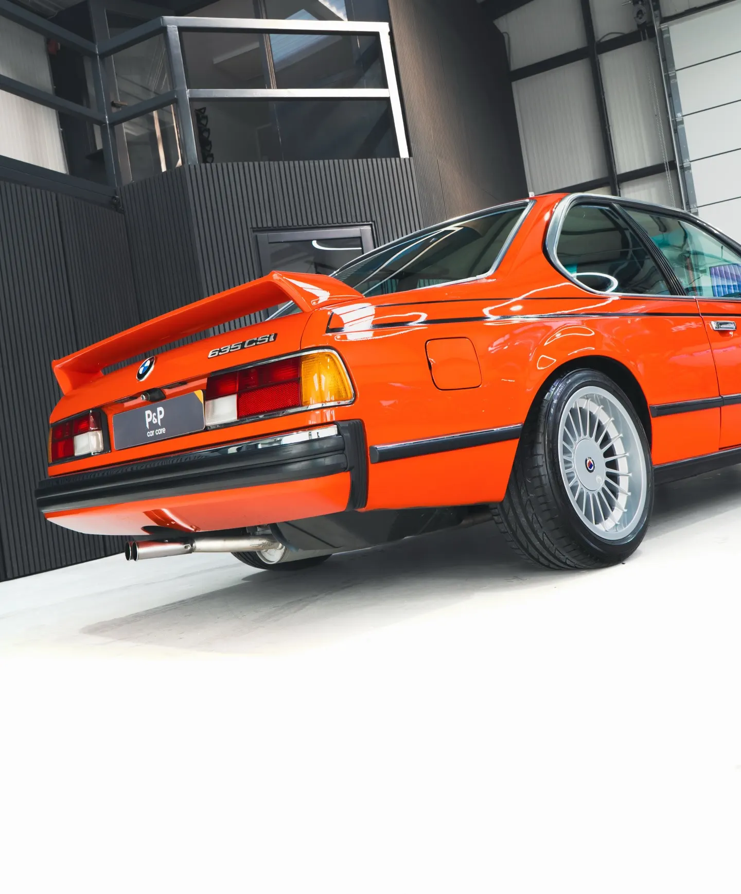 Rode BMW 635 CSi in driekwart achteraanzicht met BBS-velgen