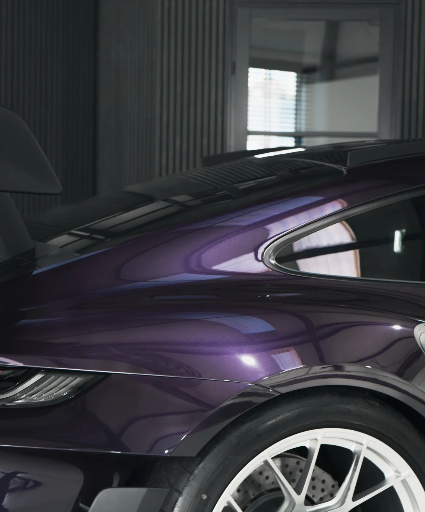 Achterscherm en wiel van de Porsche 911 GT3 RS met diepe glans