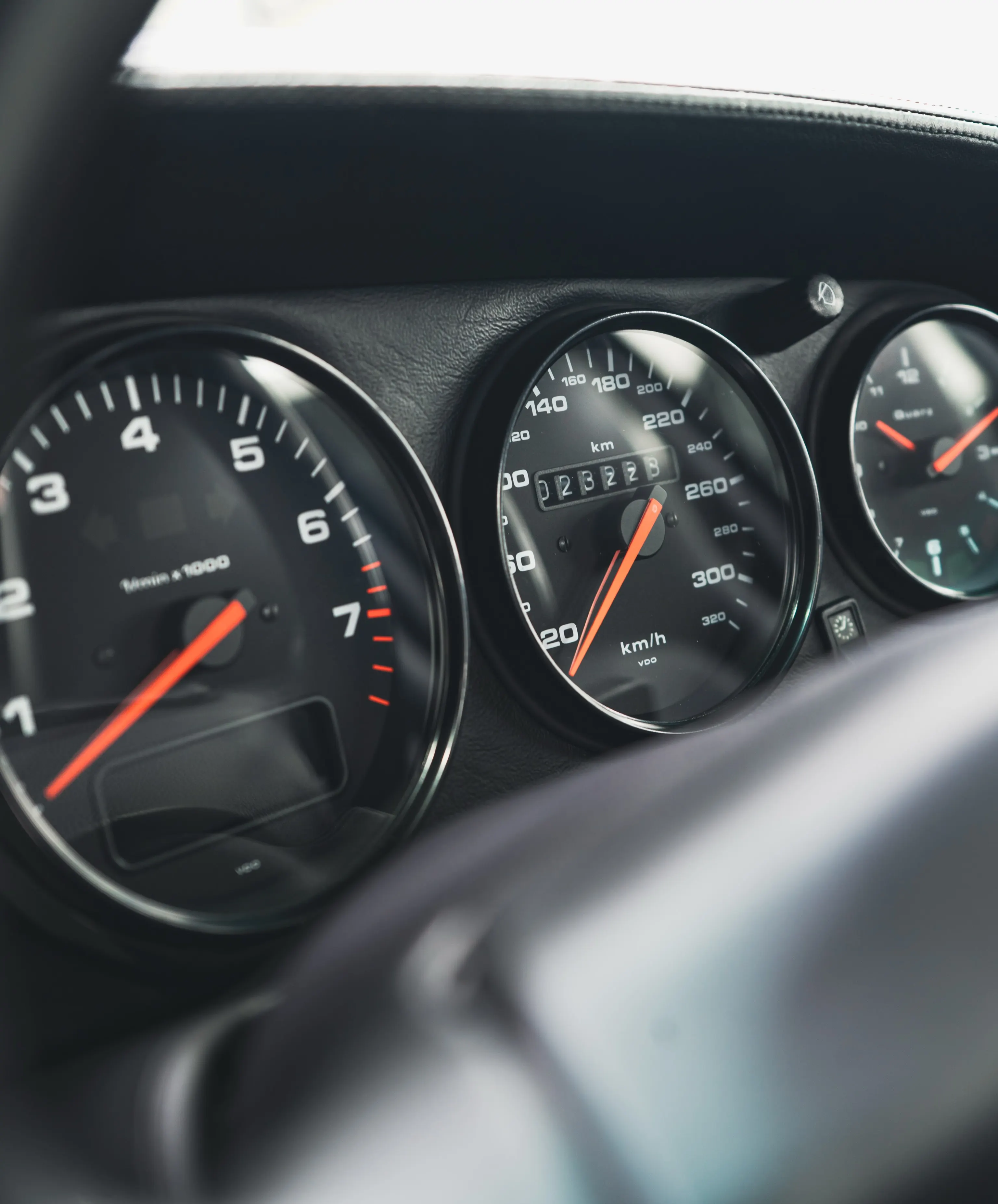 Instrumenten van de Porsche 993 Turbo met toerenteller en snelheidsmeter