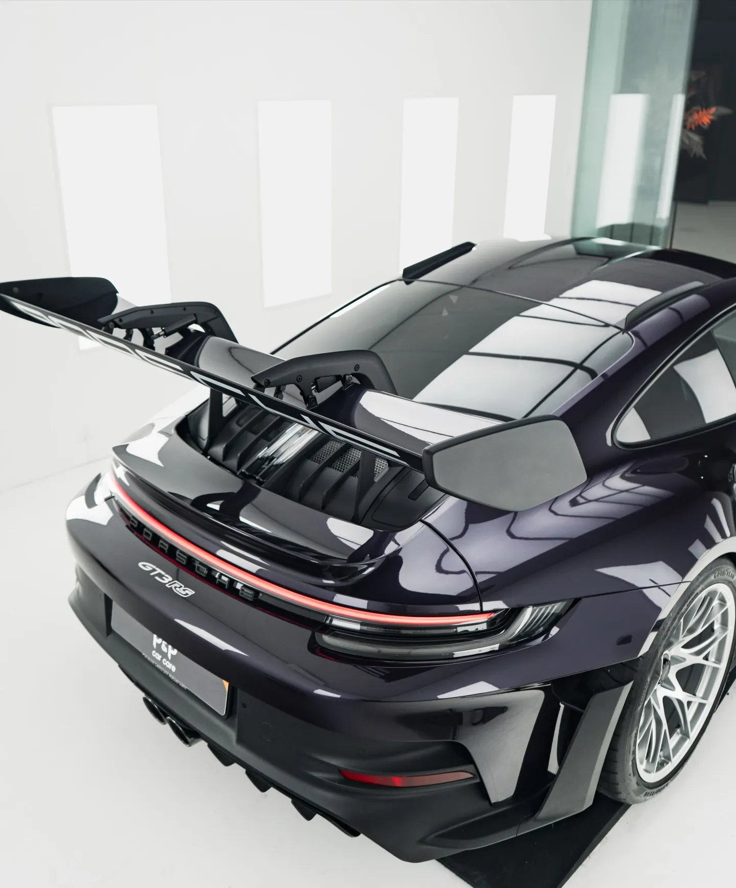 Porsche 911 GT3 RS in driekwart achteraanzicht in de studio
