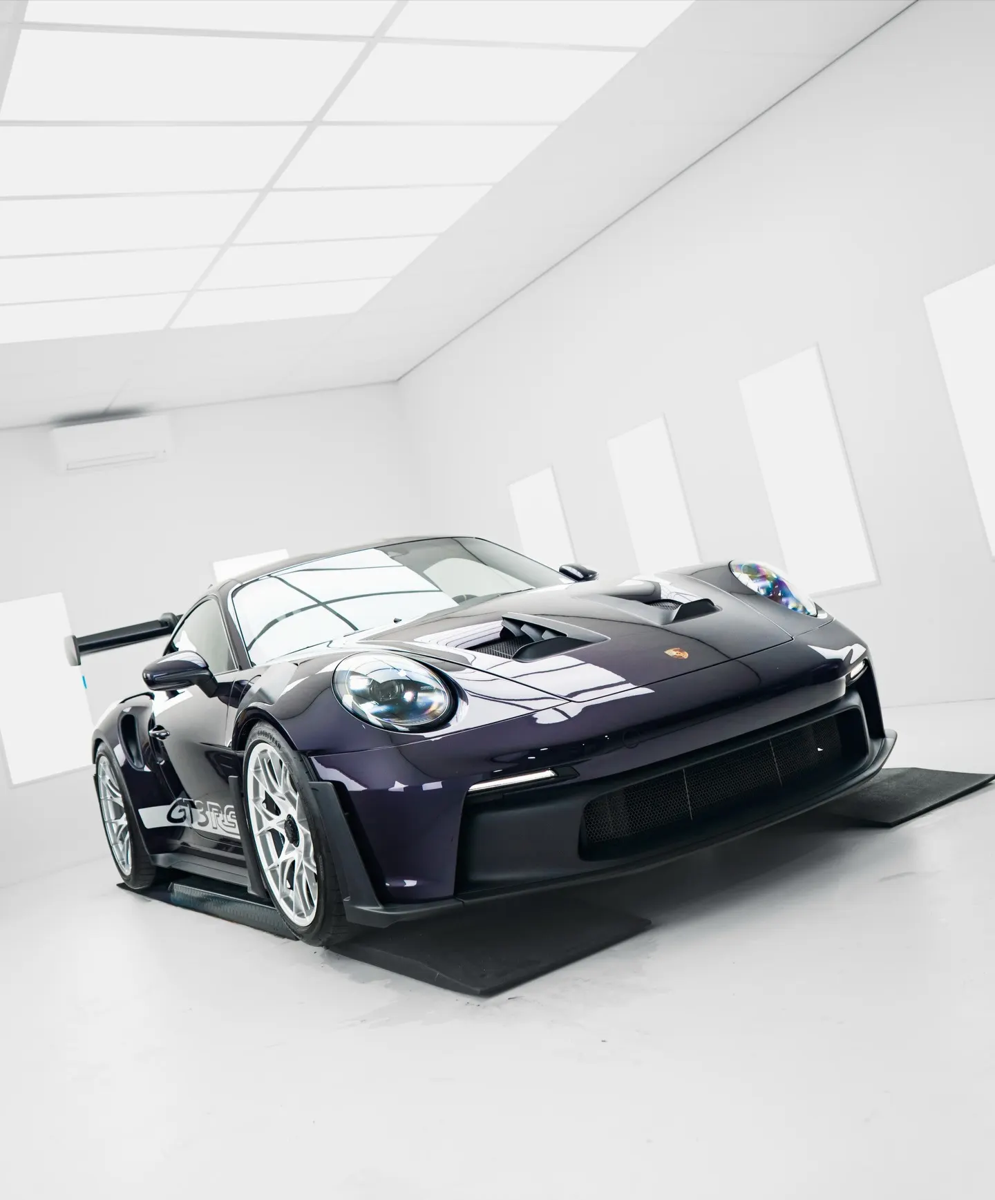 Porsche 911 GT3 RS in de studio van P&P Car Care, driekwart vooraanzicht