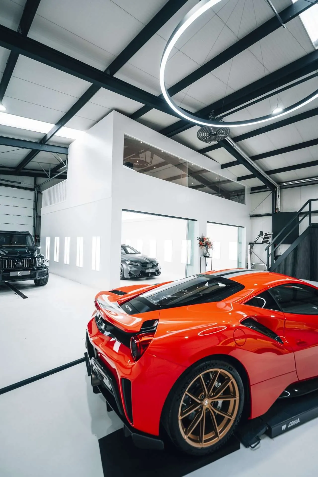 Rode Ferrari 488 Pista in de showroom van P&P Car Care onder een ringverlichting