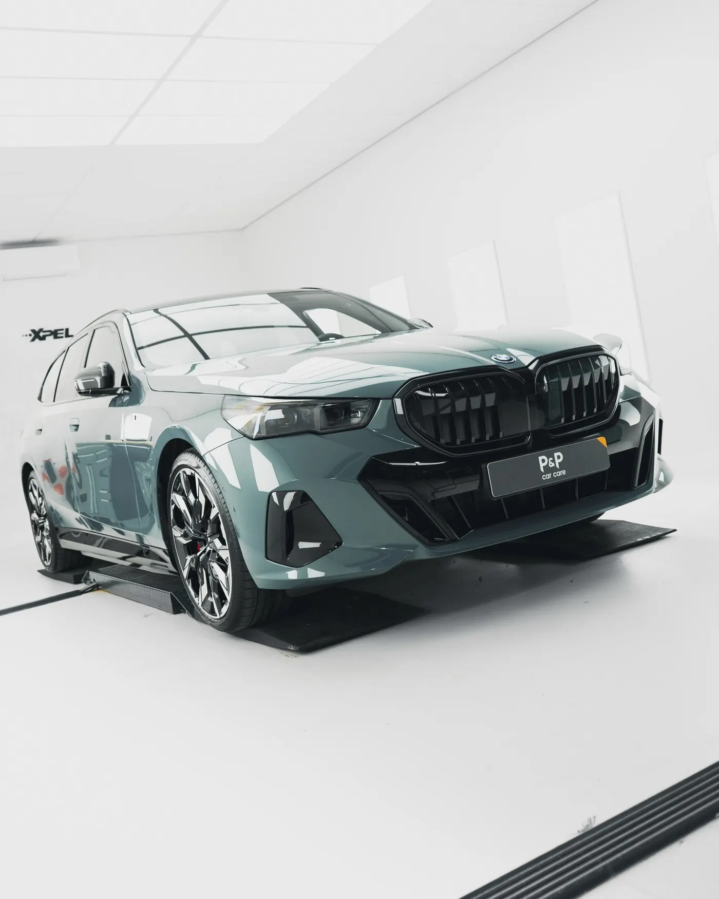 BMW 550e Touring in Cape York Green met full front PPF en dubbellaagse coating
