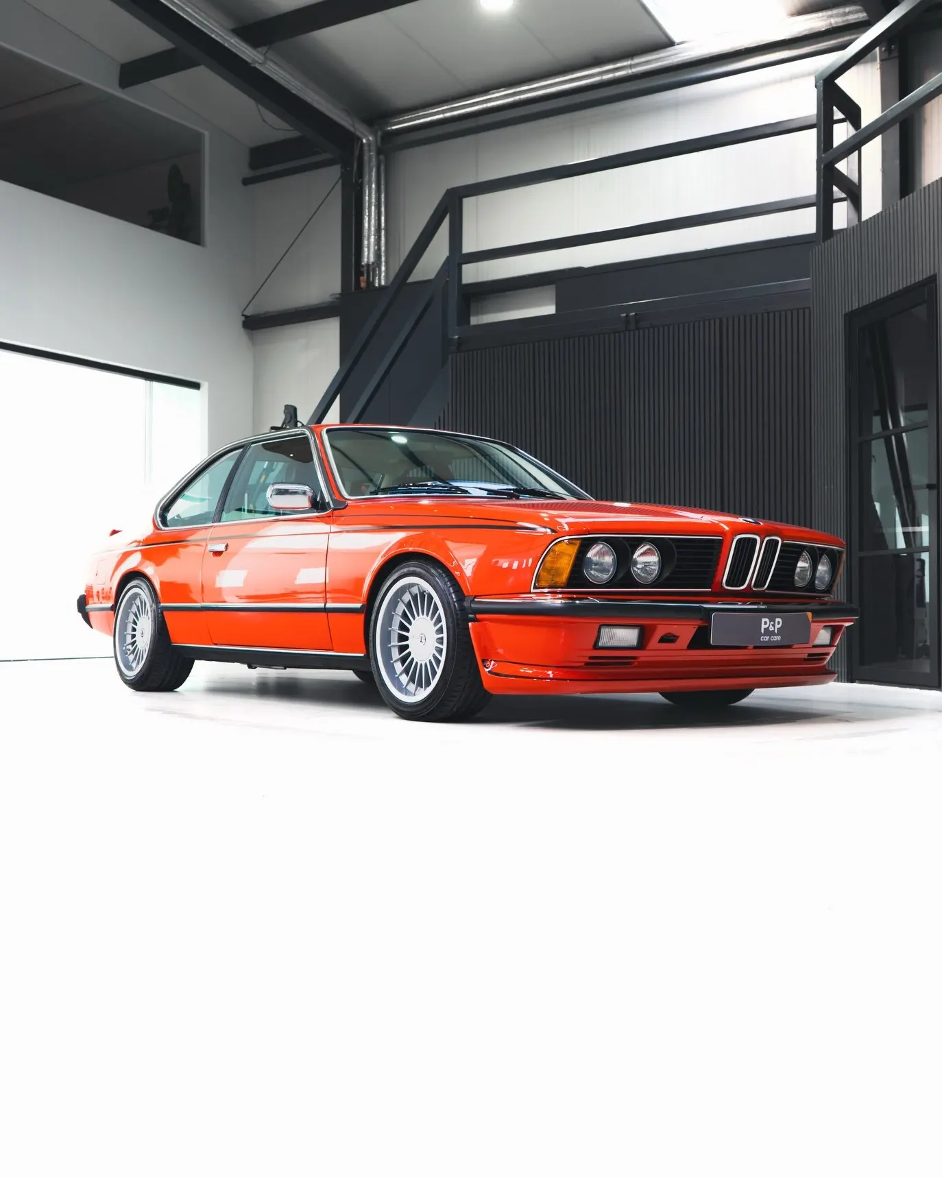 Rode klassieke BMW 635 CSi na Stage 3 lakcorrectie en coating