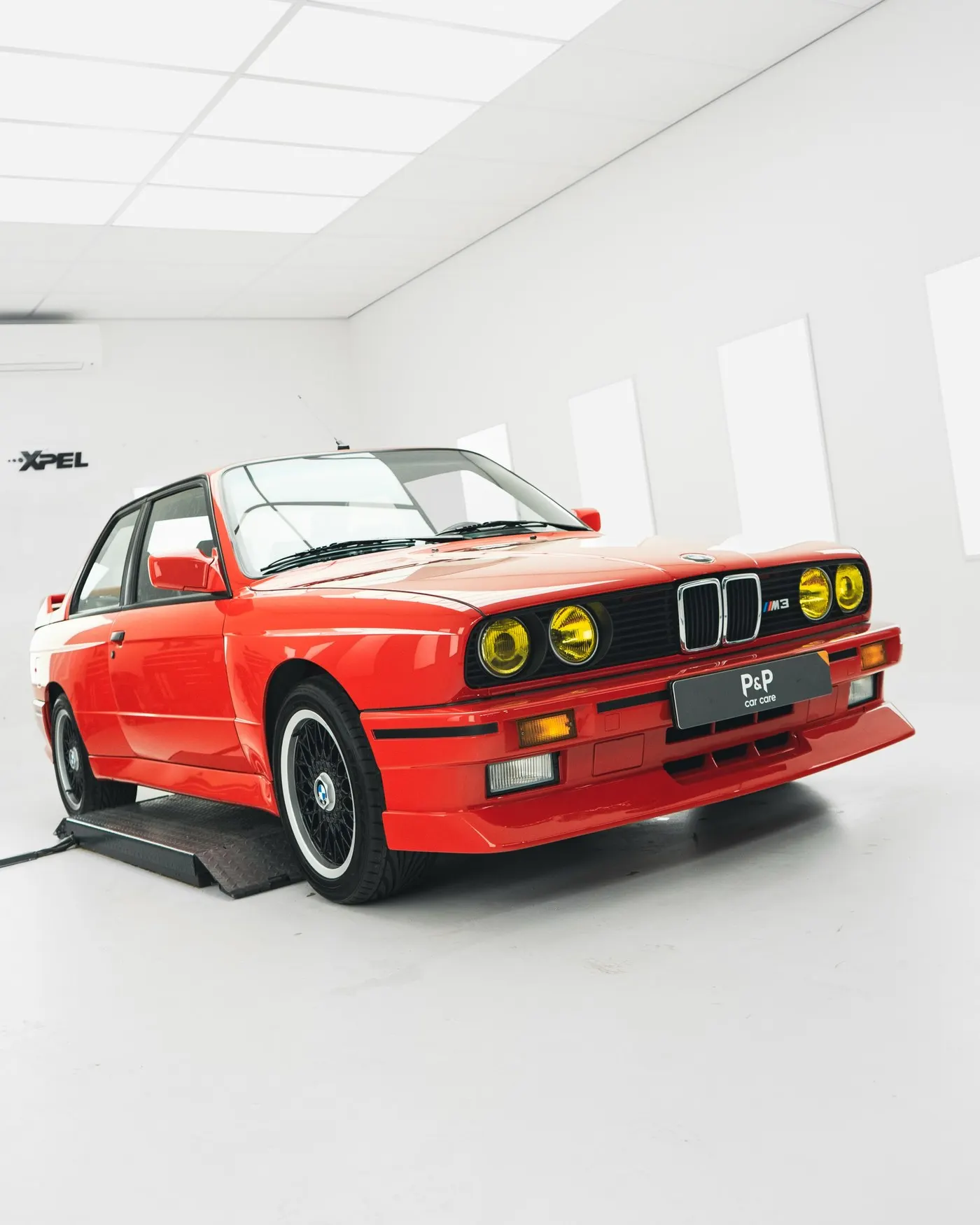 Rode BMW E30 M3 na volledige lakrestauratie en coating