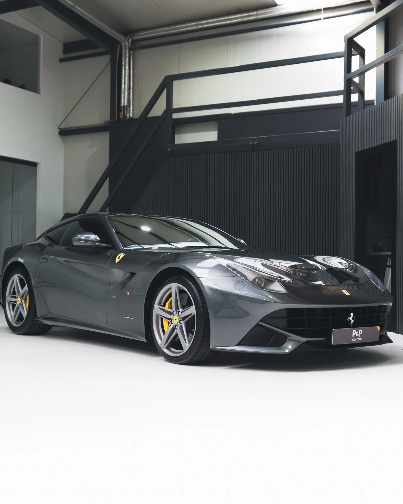 Grijze Ferrari F12 met full front XPEL paint protection film in de studio van P&P Car Care