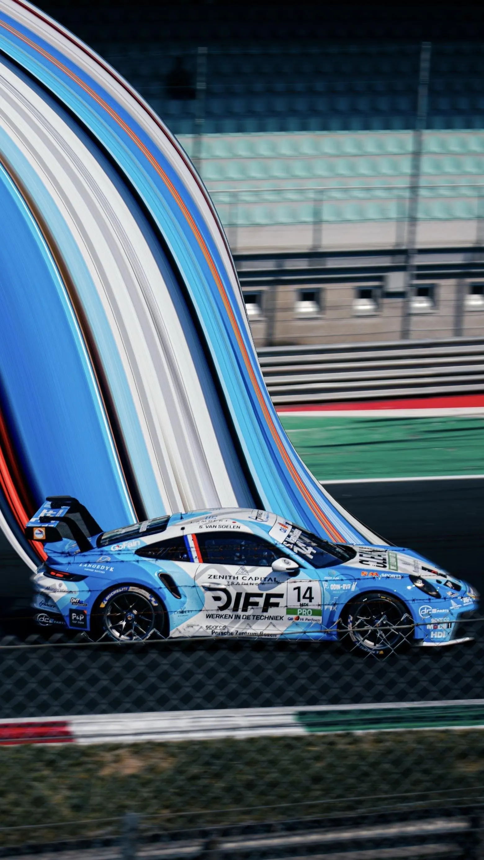 De Porsche 911 GT3 Cup van Senna van Soelen in volle vaart op het circuit