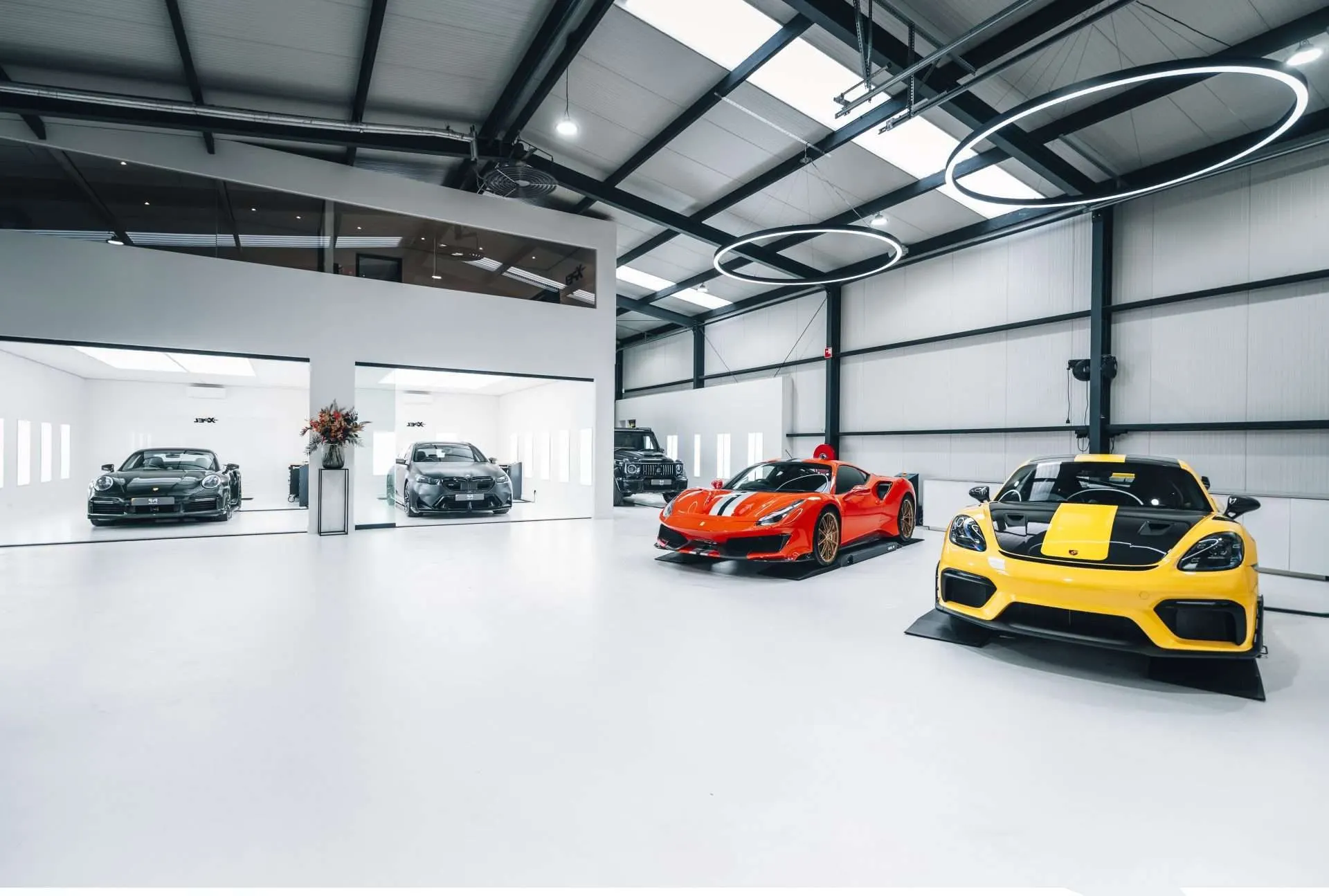 Sportwagens in de detailingstudio van P&P Car Care in Oostvoorne