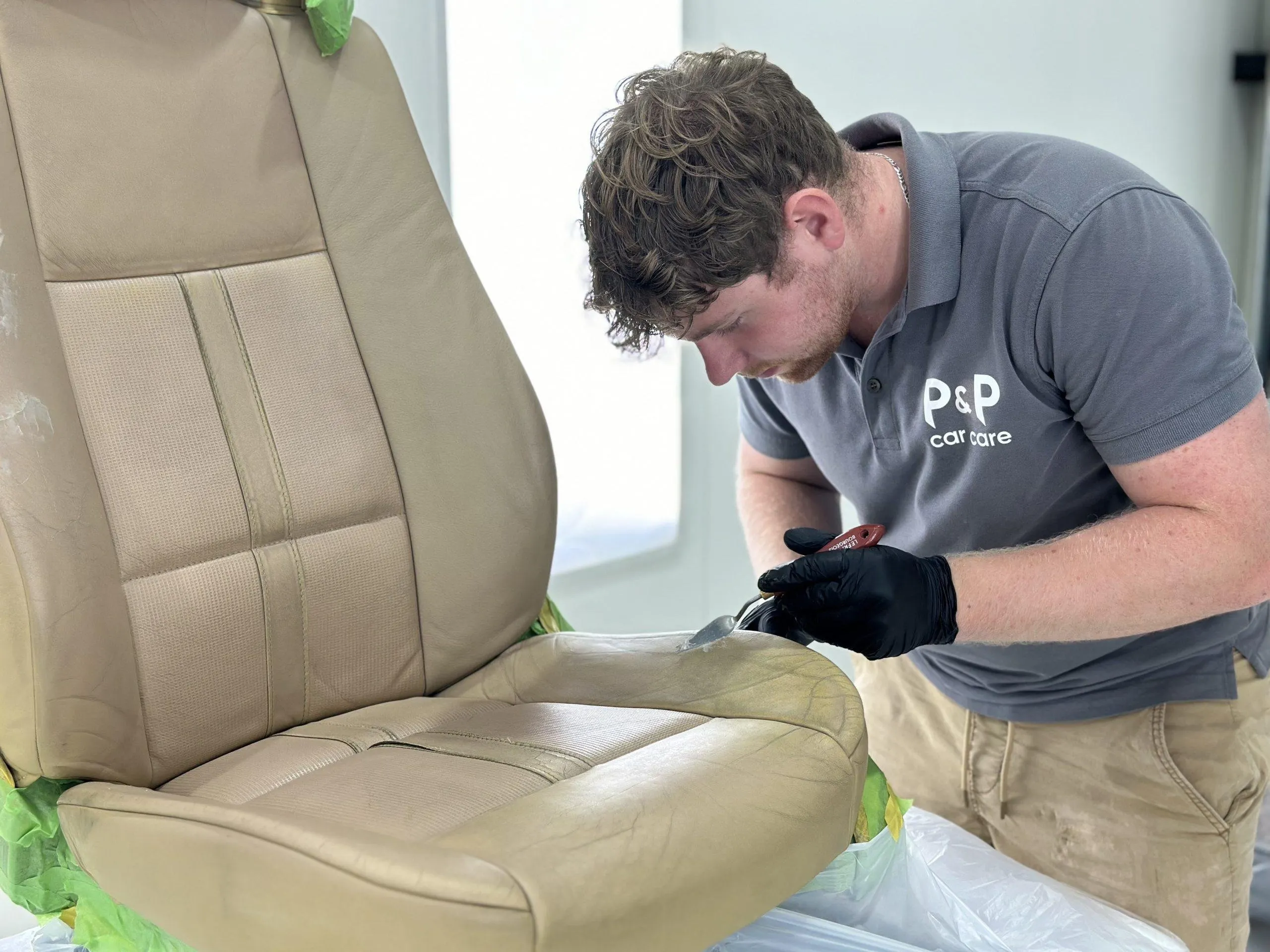 Hersteld lederen interieur van een auto