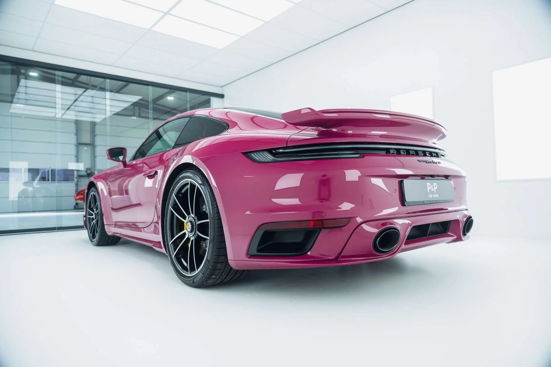 Magenta Porsche 911 Turbo S met diepe glans na een volledige lakcorrectie
