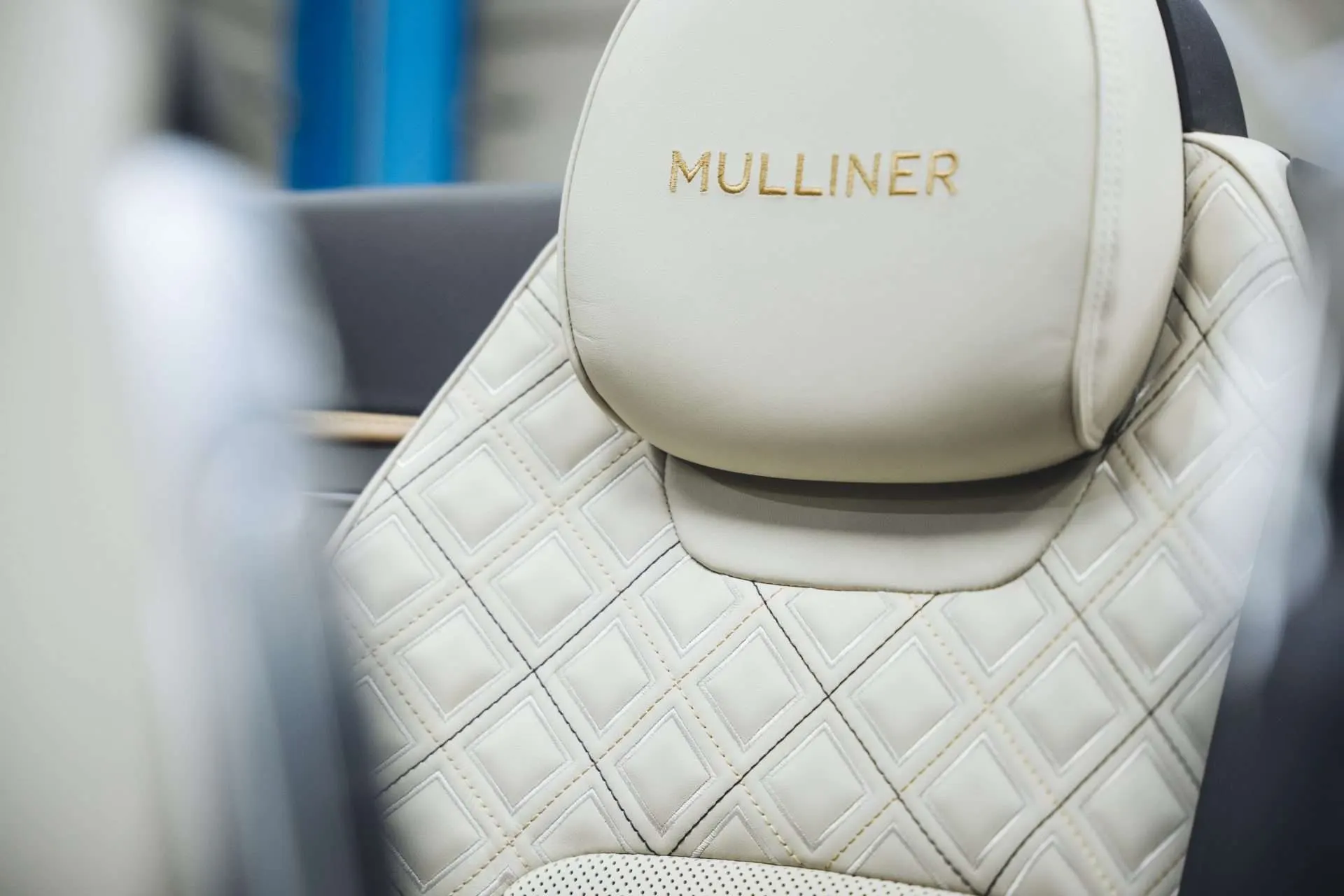 Crèmekleurige, gecapitonneerde Mulliner hoofdsteun van een Bentley