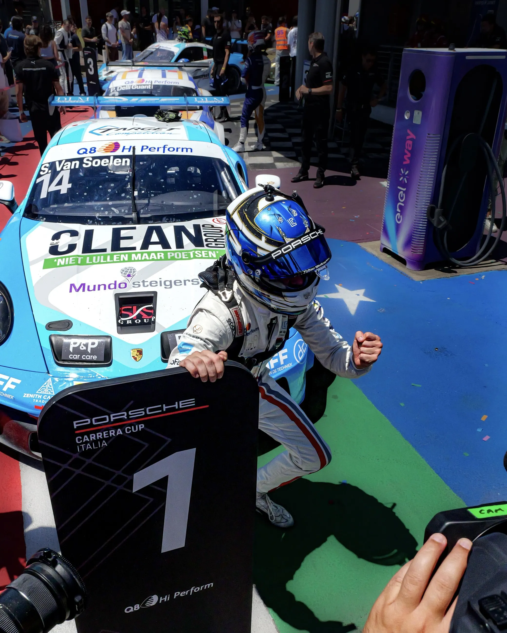 Senna van Soelen viert een overwinning op zijn Porsche Carrera Cup auto, met de helm nog op