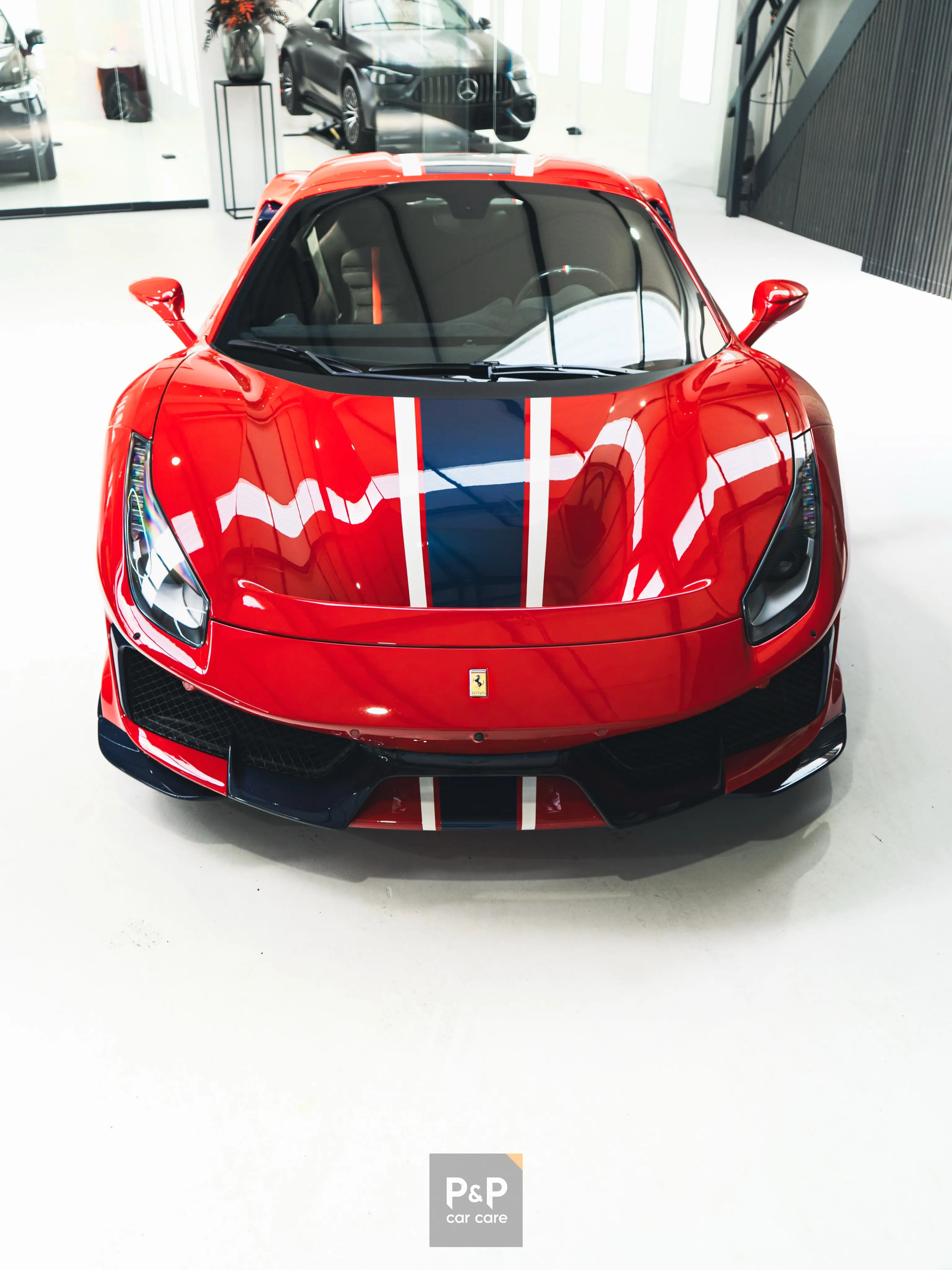 Rode Ferrari 488 Pista Spider, vooraanzicht, met de lak beschermd door Paint Protection Film