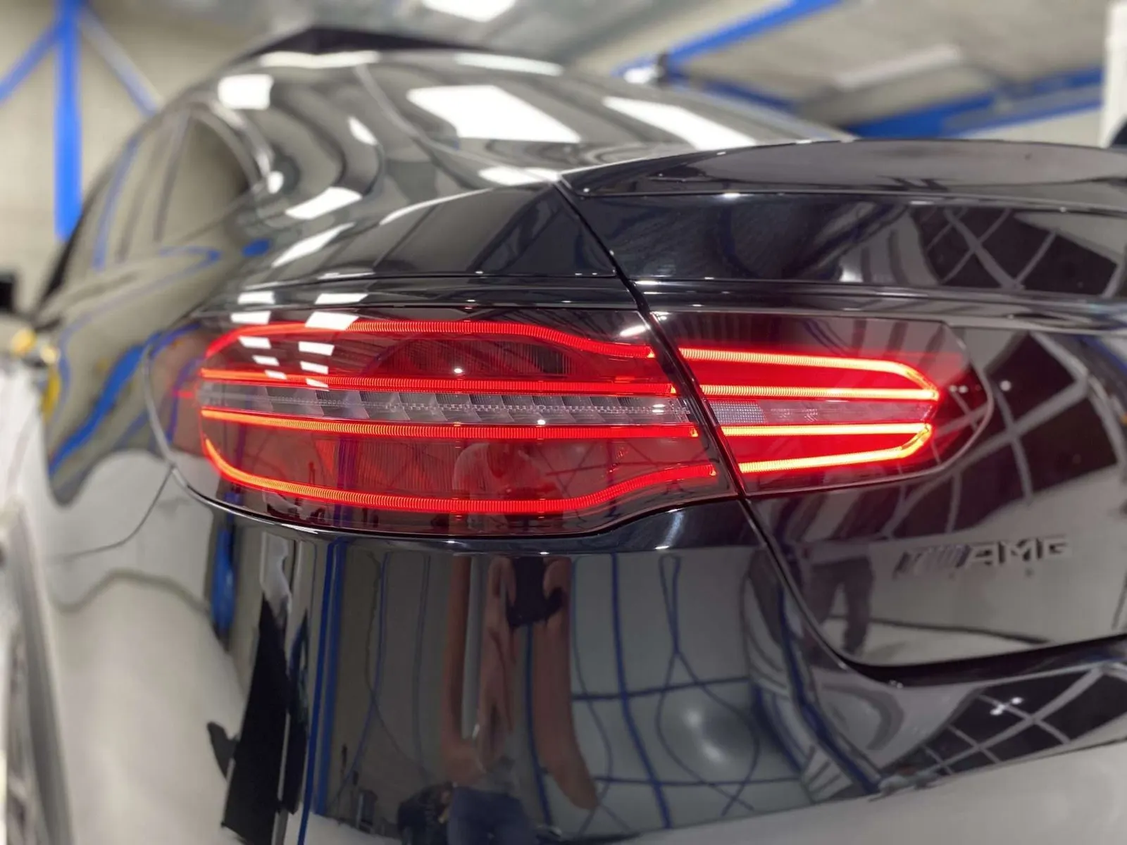 Getint achterlicht van een zwarte Mercedes AMG na het aanbrengen van Smoke PPF