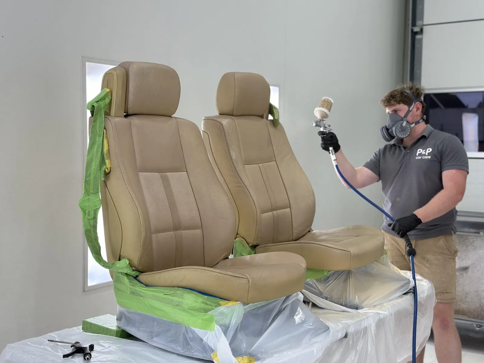 Lederen autostoelen worden hersteld en behandeld