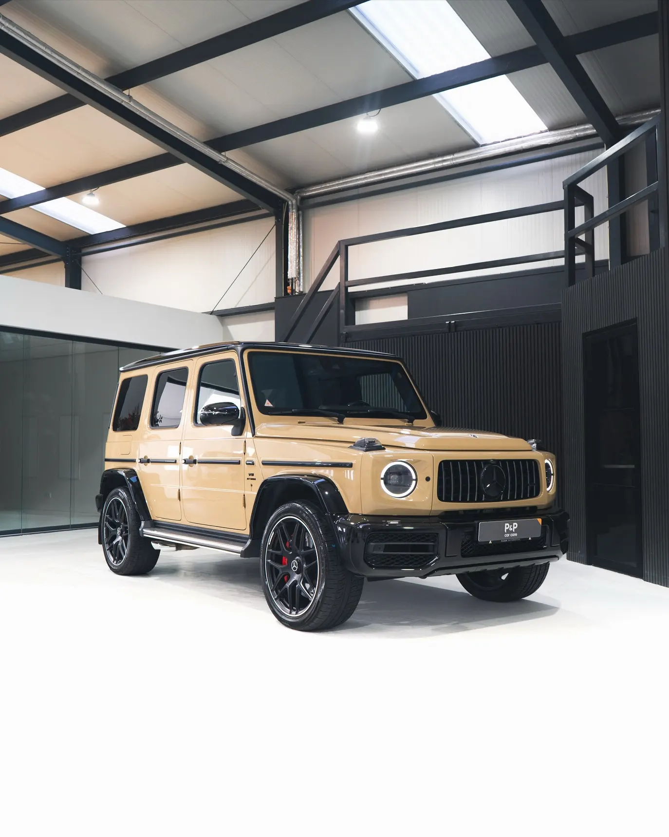 Mercedes-AMG G63 in de Manufaktur-kleur Desert Sand na Stage 3 lakcorrectie en dubbellaags glascoating