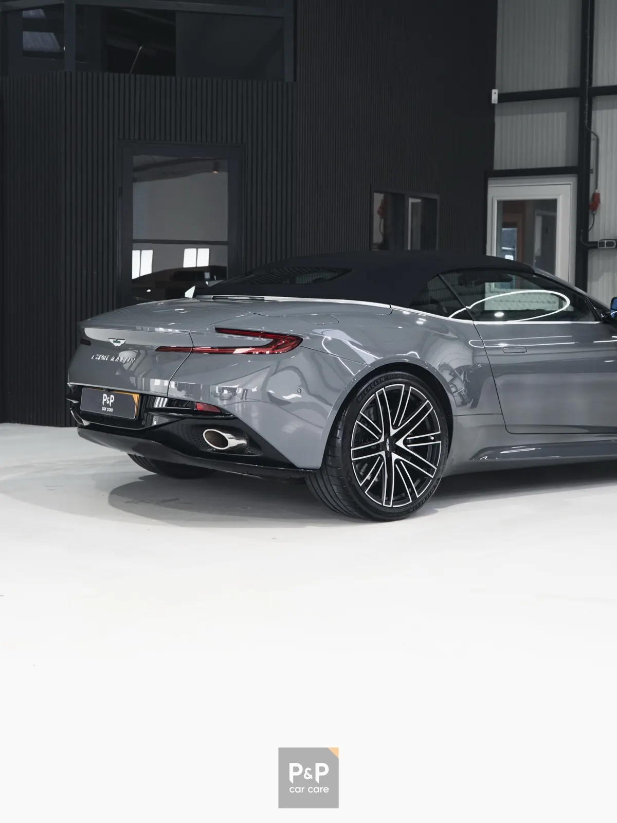 Nieuwe grijze sportwagen in de detailingstudio