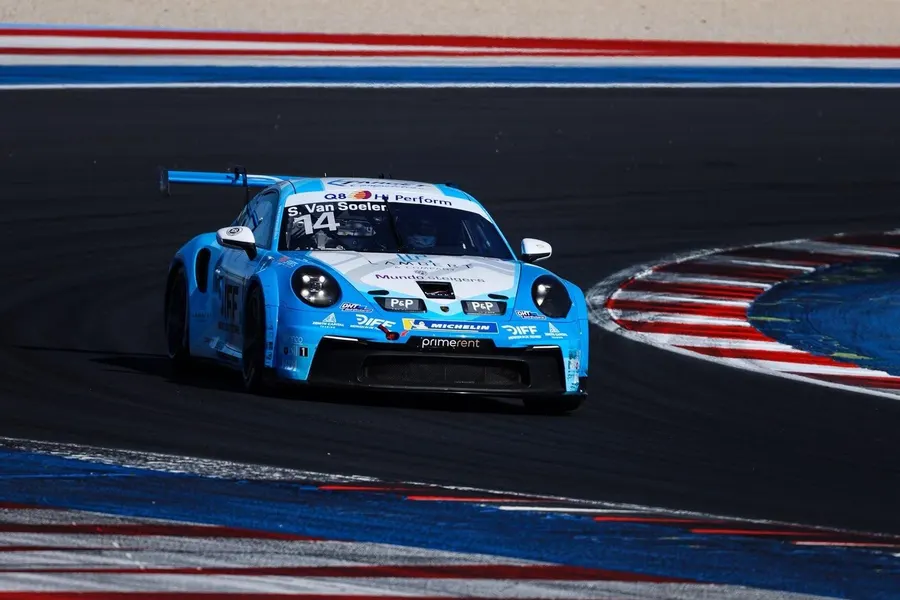 De Porsche 911 GT3 Cup van Senna van Soelen op het circuit