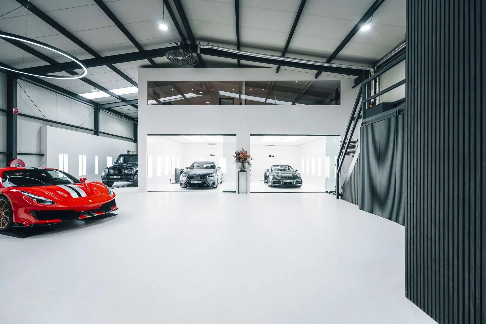 De tweelaagse detailstudio van P&P Car Care aan de Dalweg in Oostvoorne, met een rode Ferrari op de werkvloer