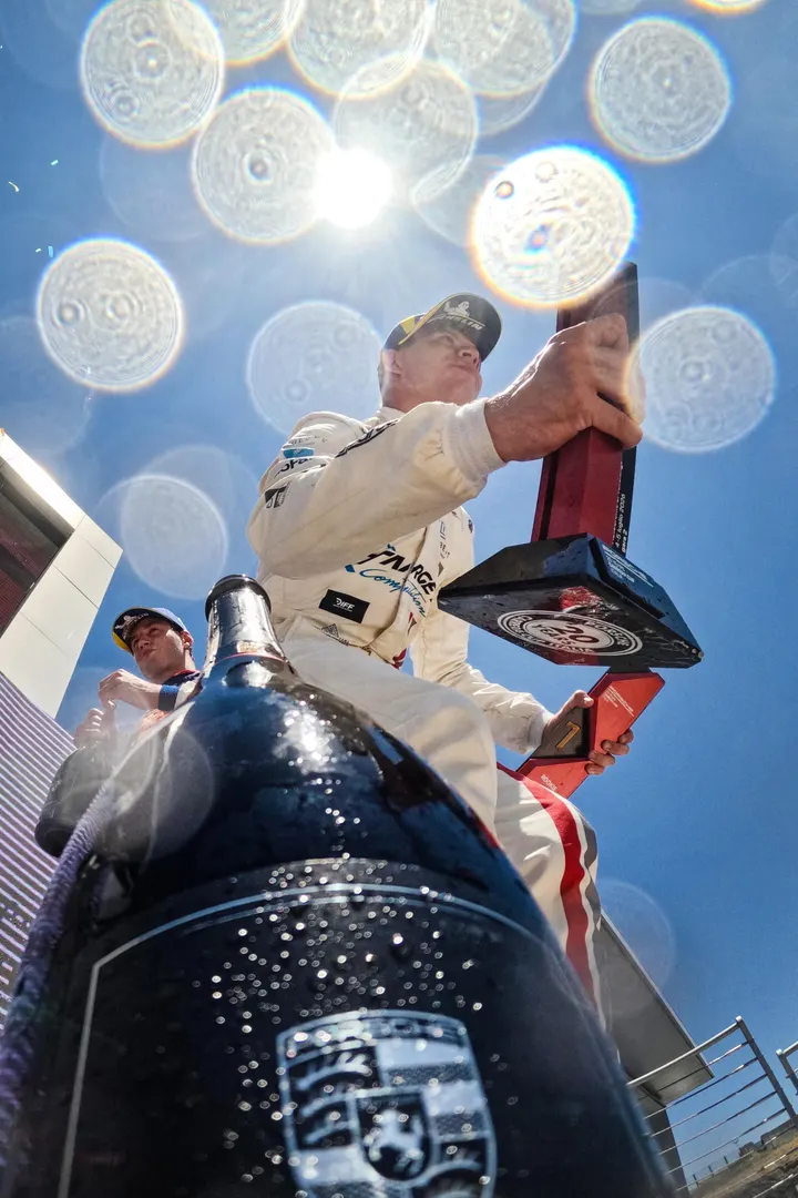 Senna van Soelen op het podium met de trofee van de Porsche Carrera Cup
