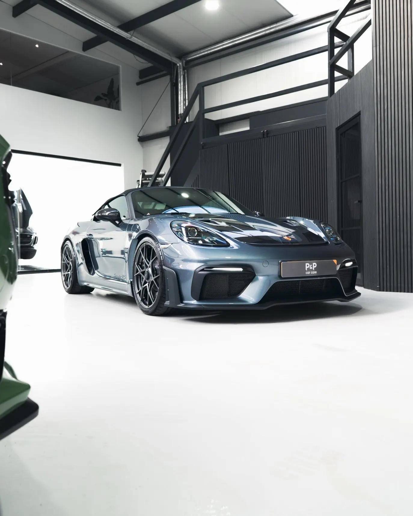 Zilverblauwe Porsche 718 Spyder RS volledig beschermd met XPEL PPF